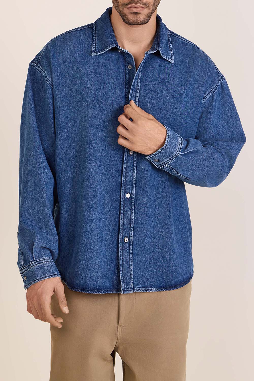 תמונת דוגמן קידמית של ז'קט ג'ינס משוחרר