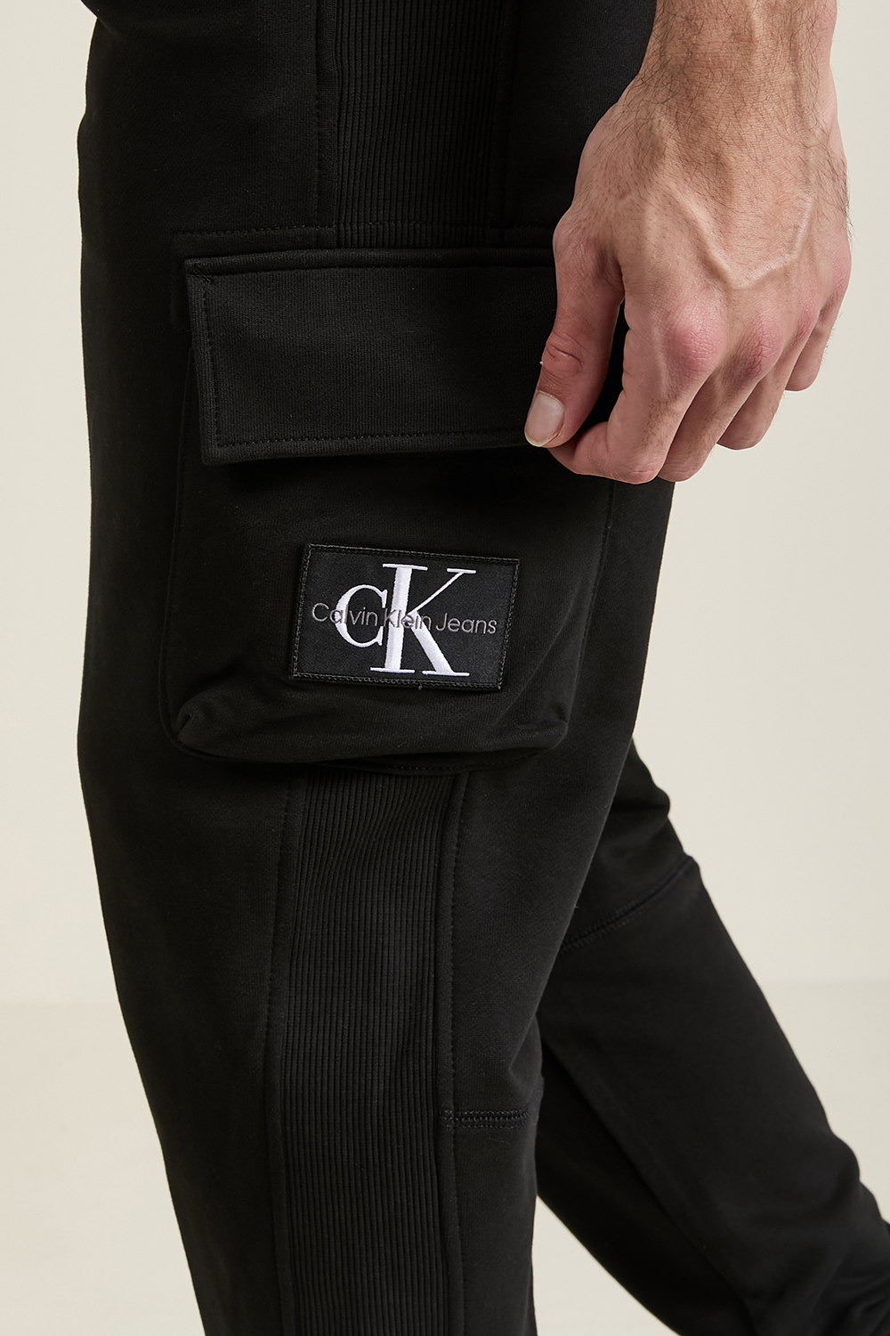 תמונת תקריב דוגמן של מכנסי ג'וגר