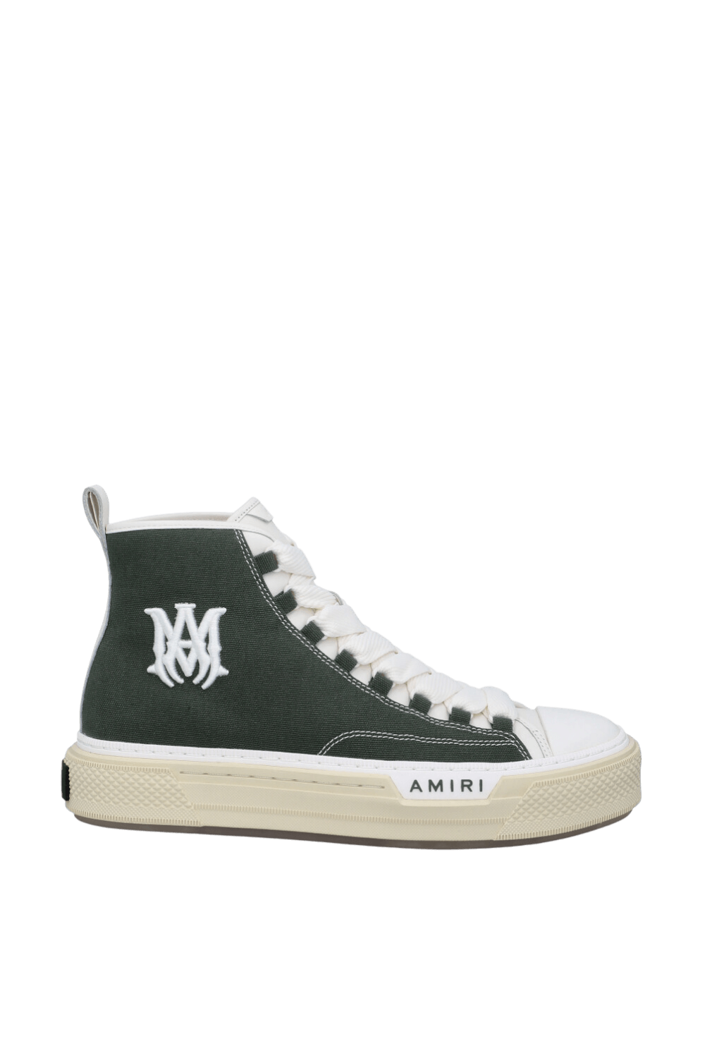 תמונה קידמית של נעלי סניקרס