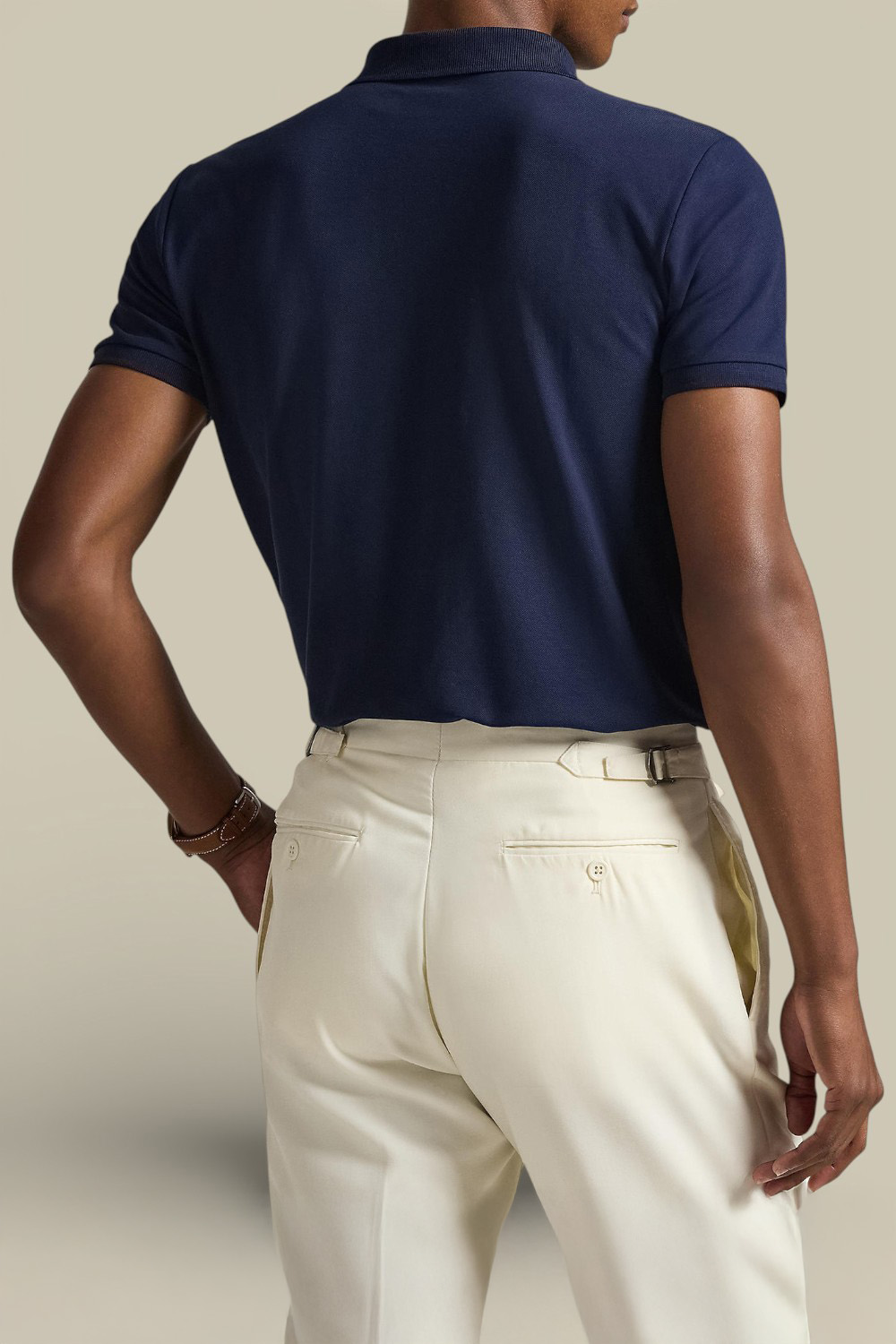 תמונת דוגמן אחורית של חולצת פולו