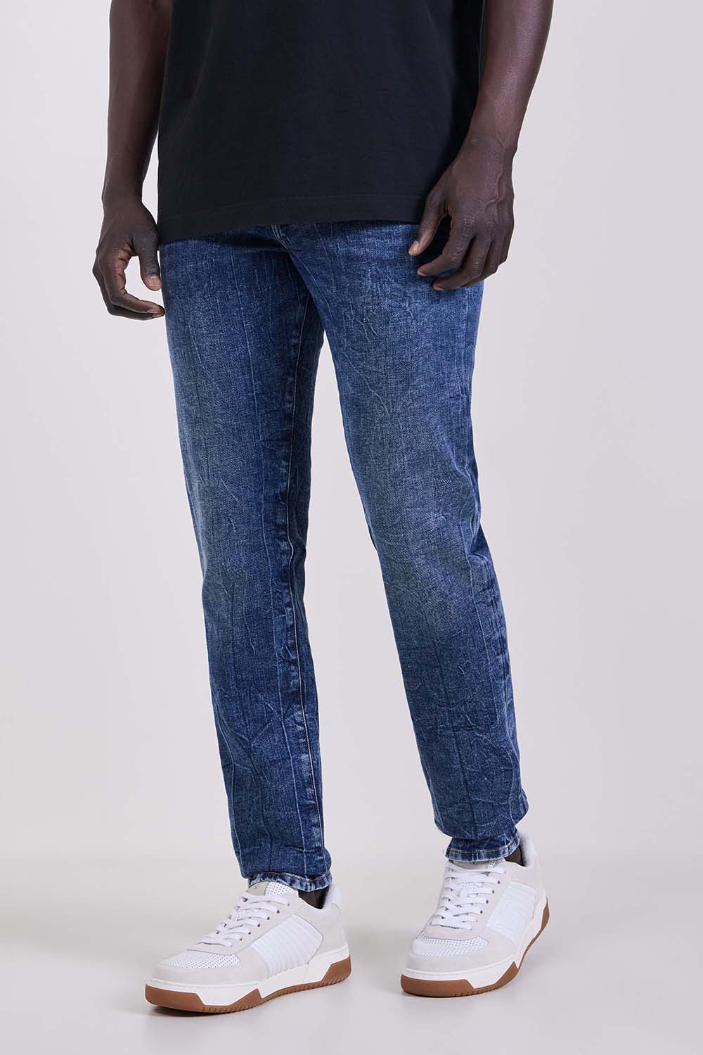 תמונת דוגמן קידמית של מכנסי ג'ינס בגזרת סלים