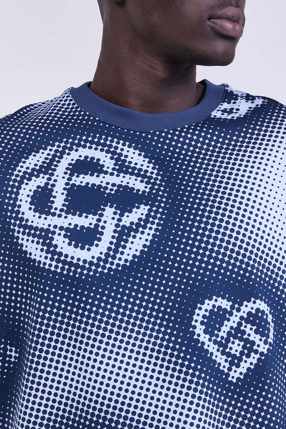 תמונת תקריב דוגמן של חולצת טי בגזרת סלים