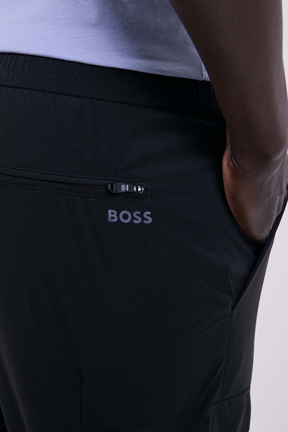 תמונת תקריב דוגמן של מכנסיים ארוכים בסגנון ג'וגר