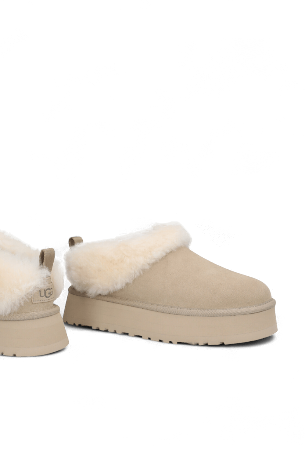 תמונת תקריב של נעלי סלייד טאזל