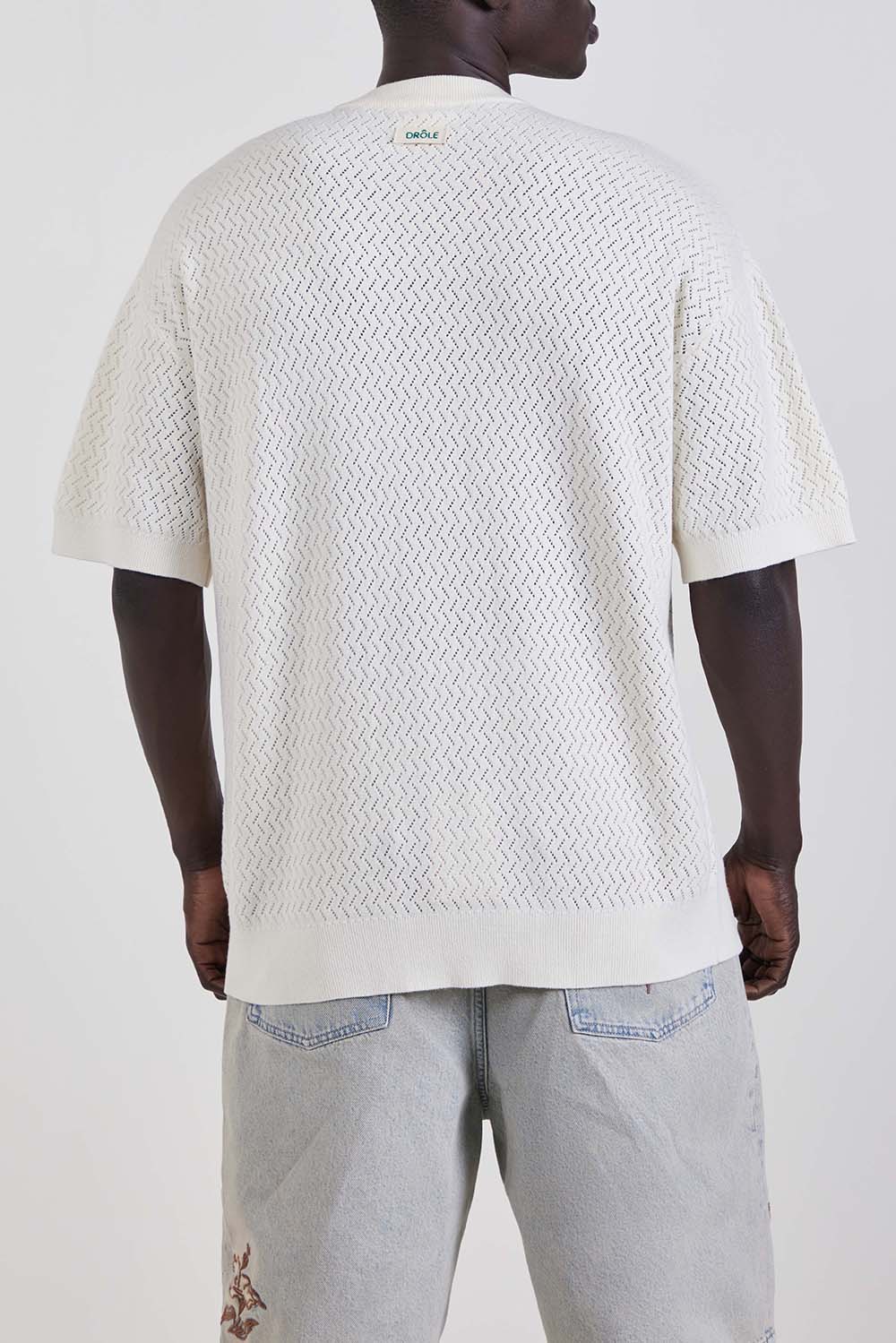 תמונת דוגמן אחורית של חולצת טי בגזרה משוחררת