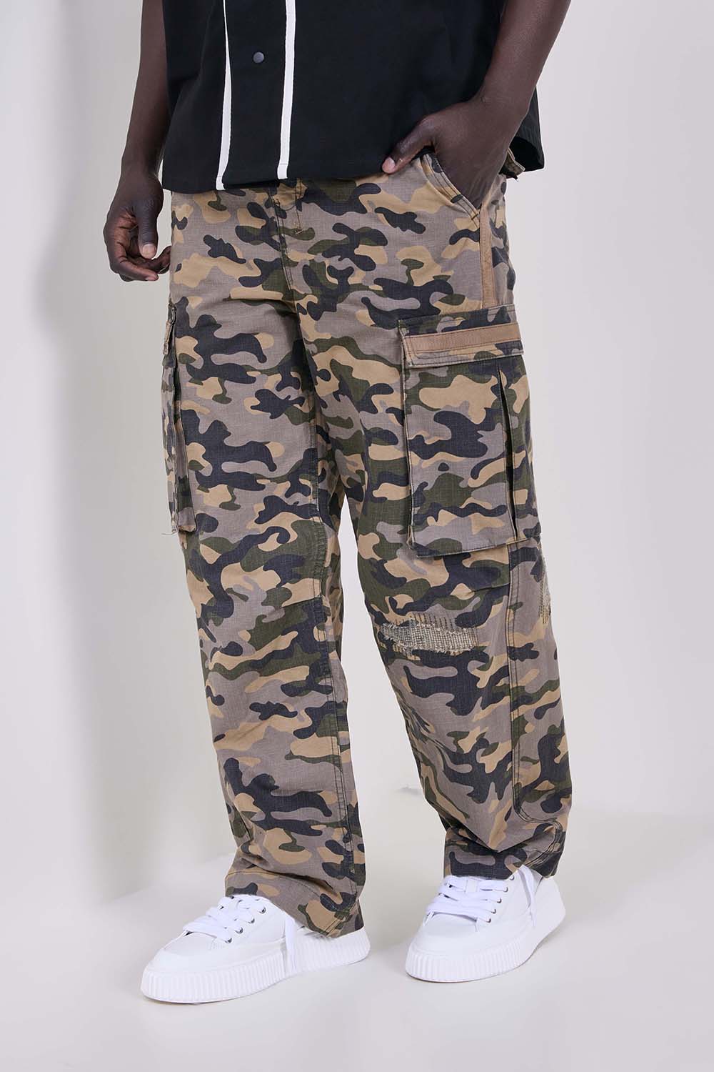 תמונת דוגמן קידמית של מכנסי קרגו