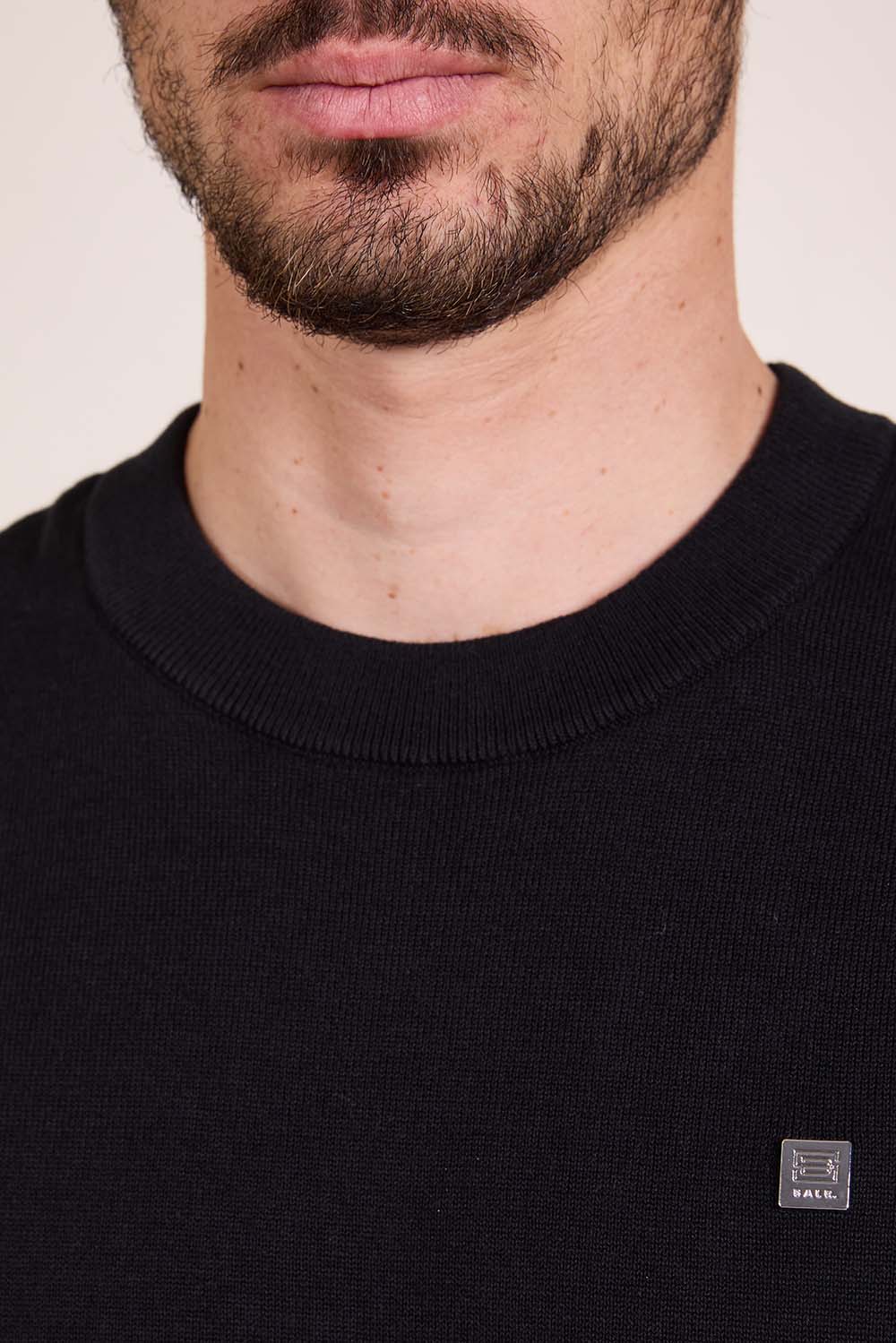 תמונת תקריב דוגמן של חולצת טי אוברסייז