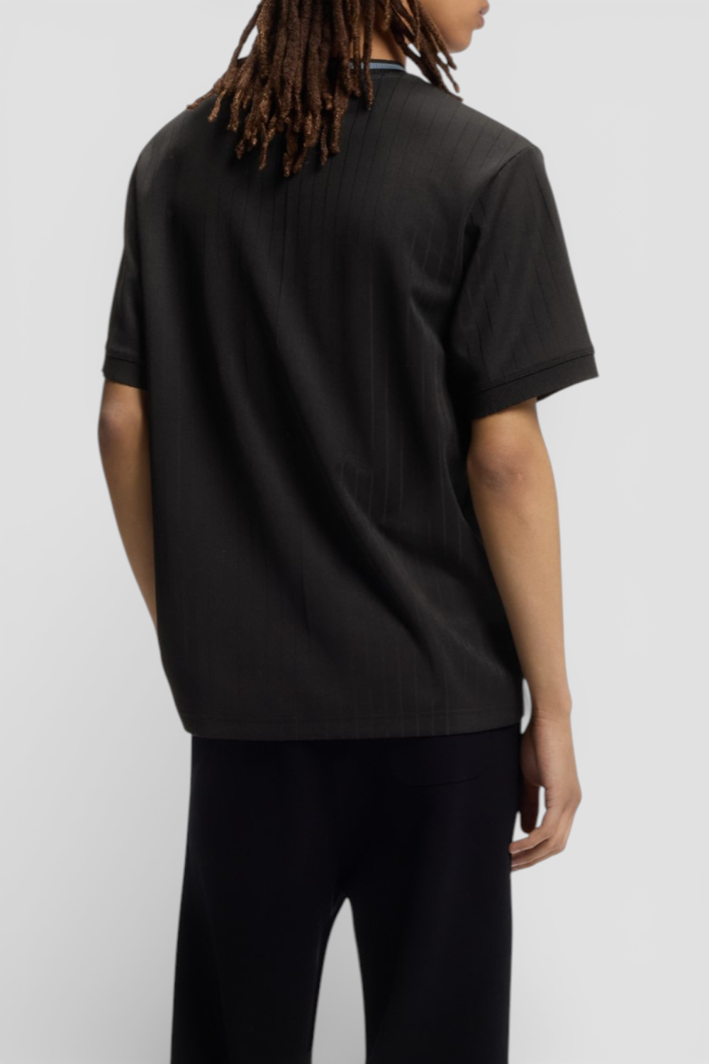 תמונת דוגמן אחורית של חולצת טי