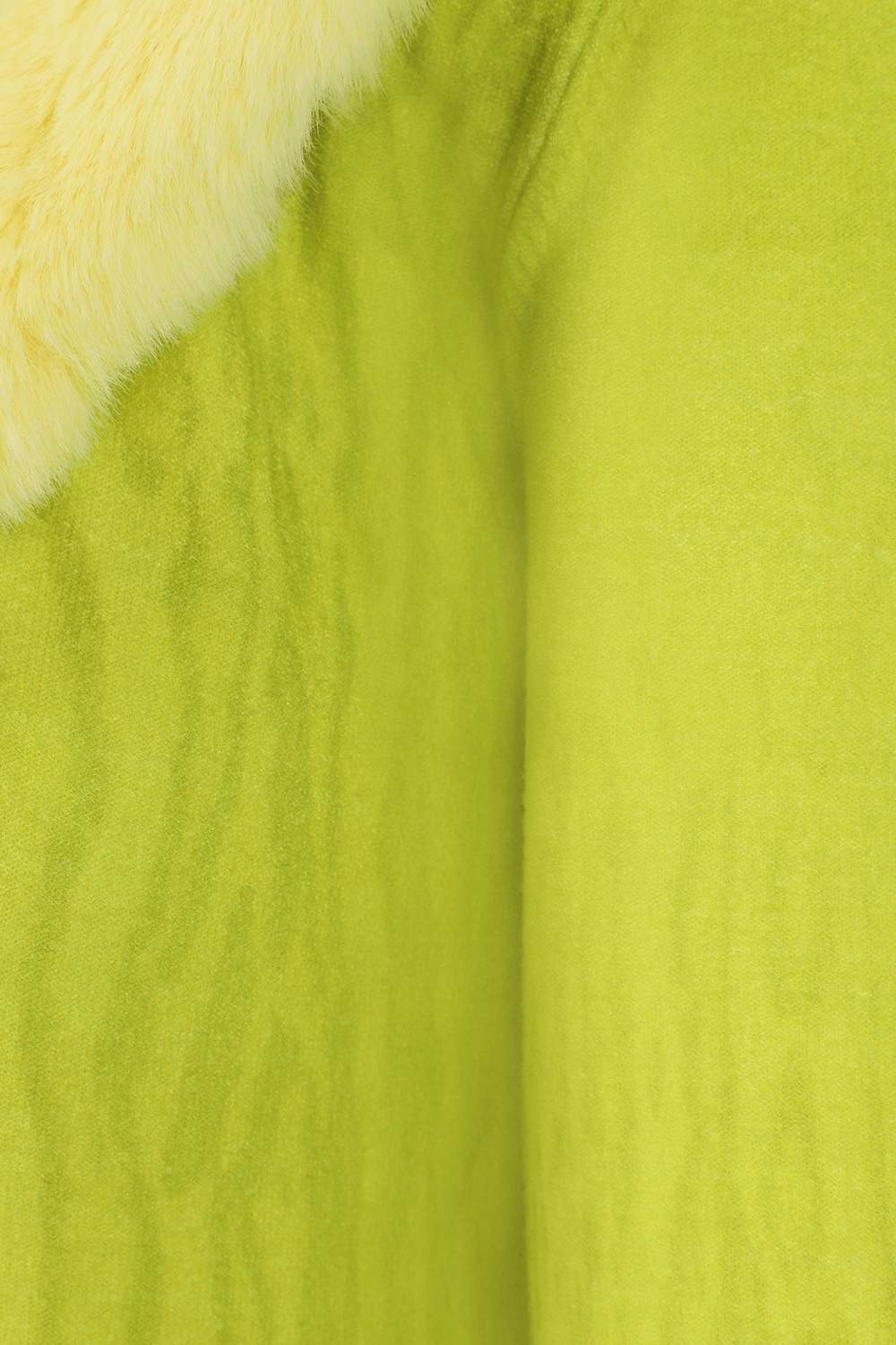 תמונה אחורית של קרדיגן צהוב מנומר עם צווארון פרוותי