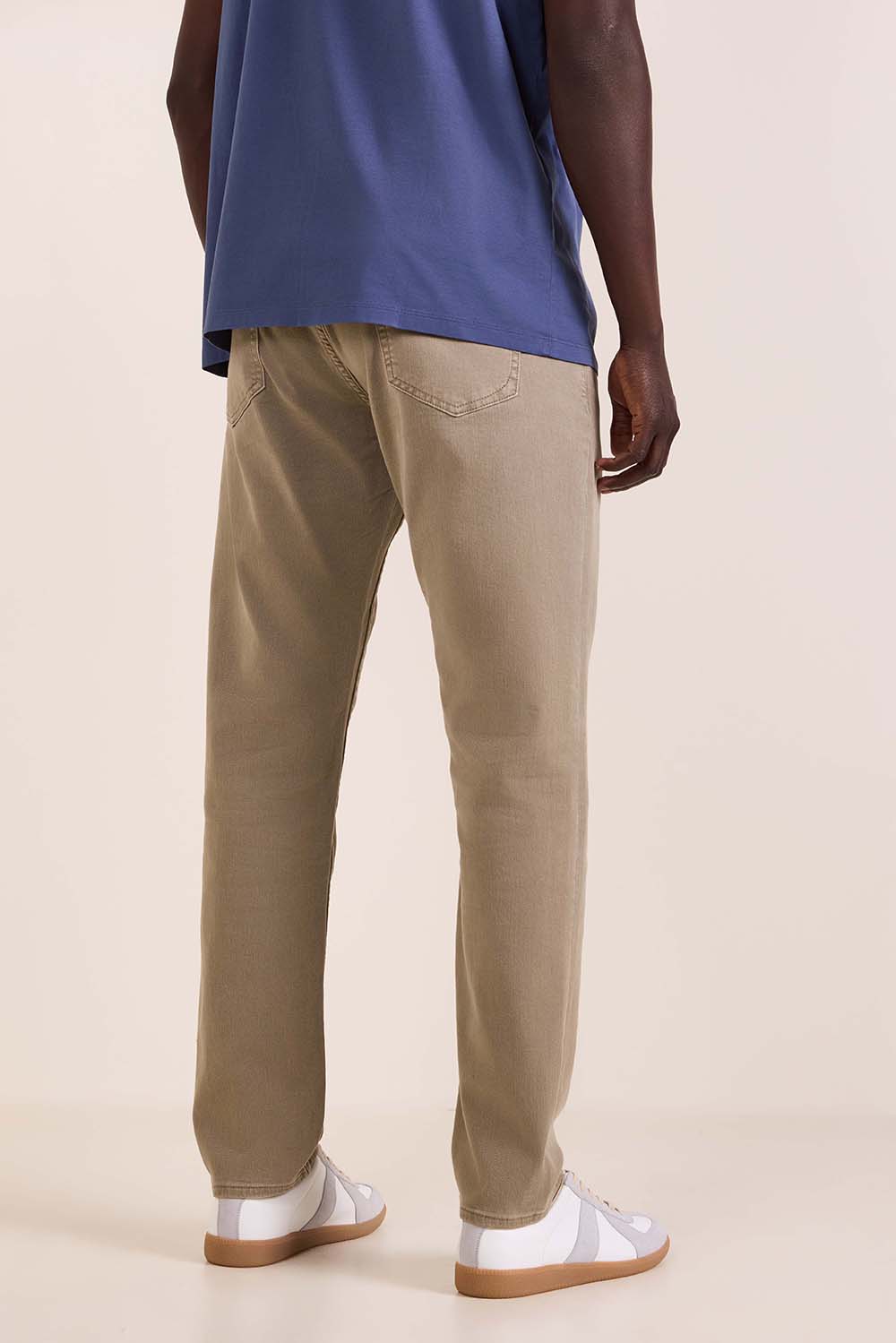 תמונת דוגמן אחורית של מכנסי ג'ינס בגזרה ישרה