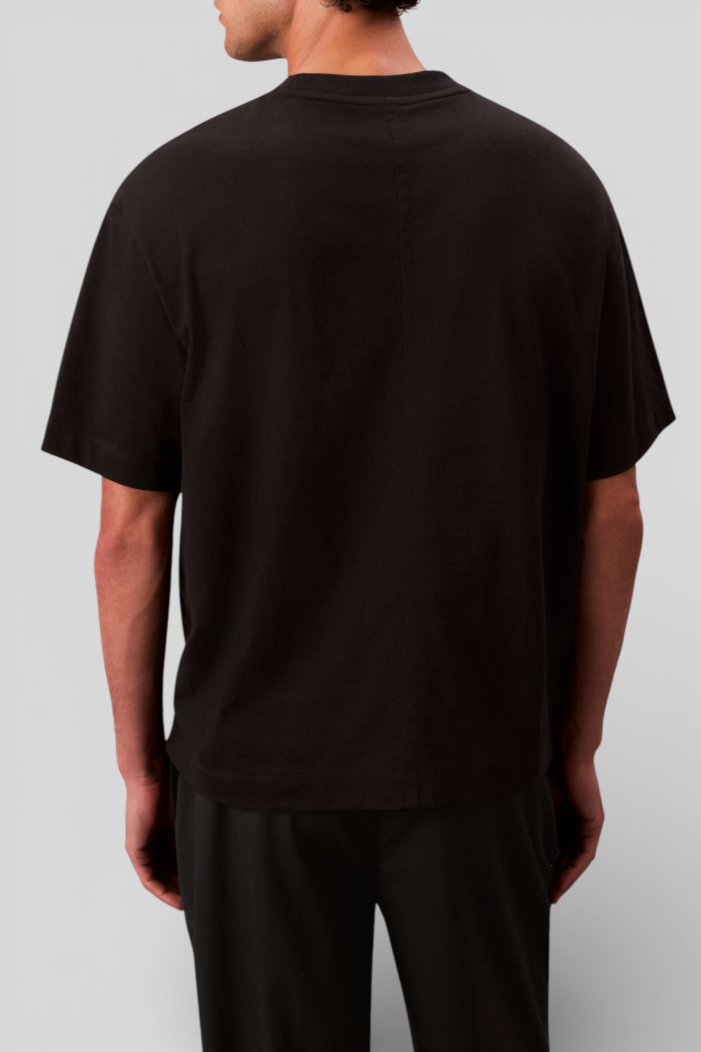 תמונת דוגמן אחורית של חולצת טי אוברסייז