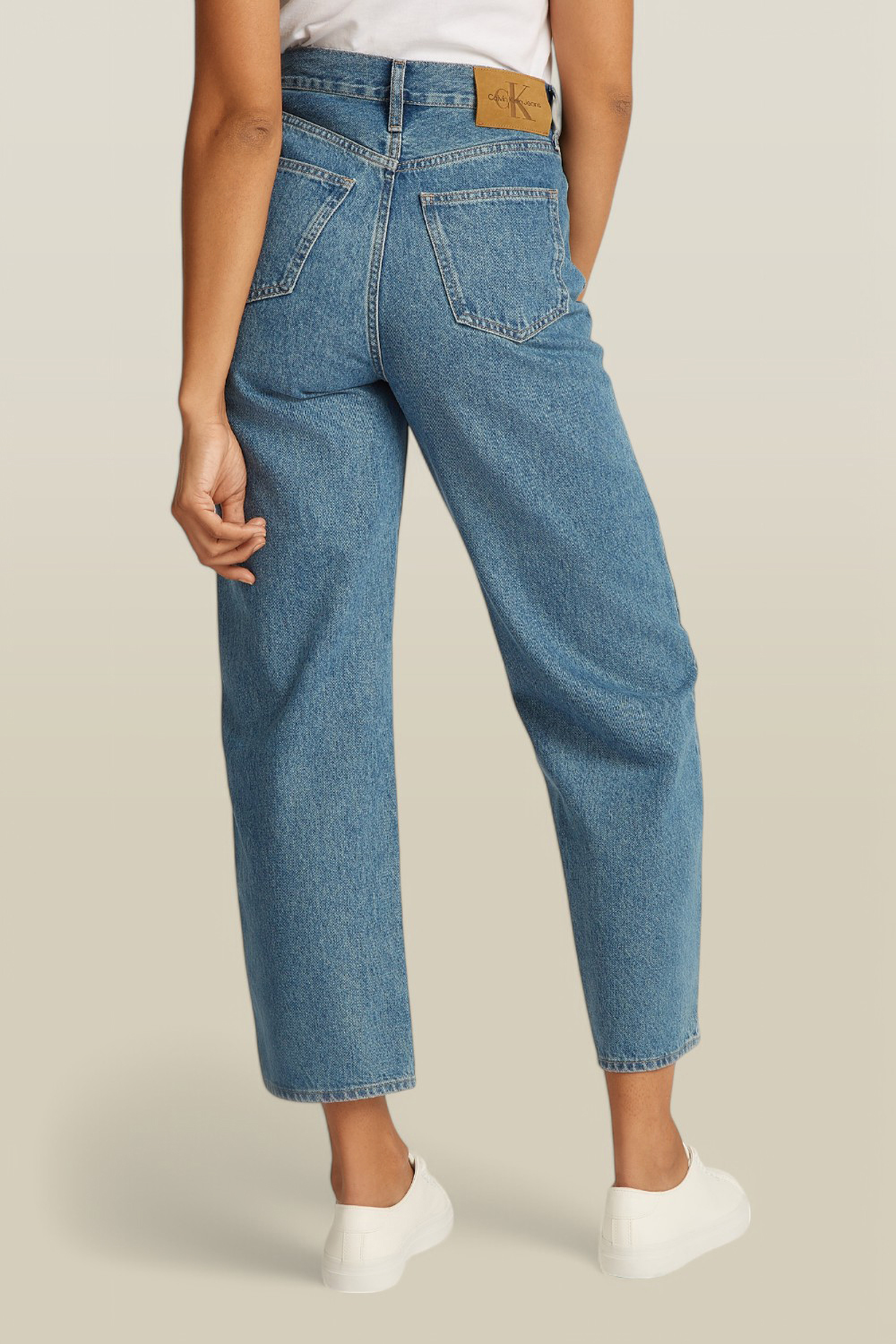 תמונת דוגמן אחורית של מכנסי ג'ינס בגזרה ישרה