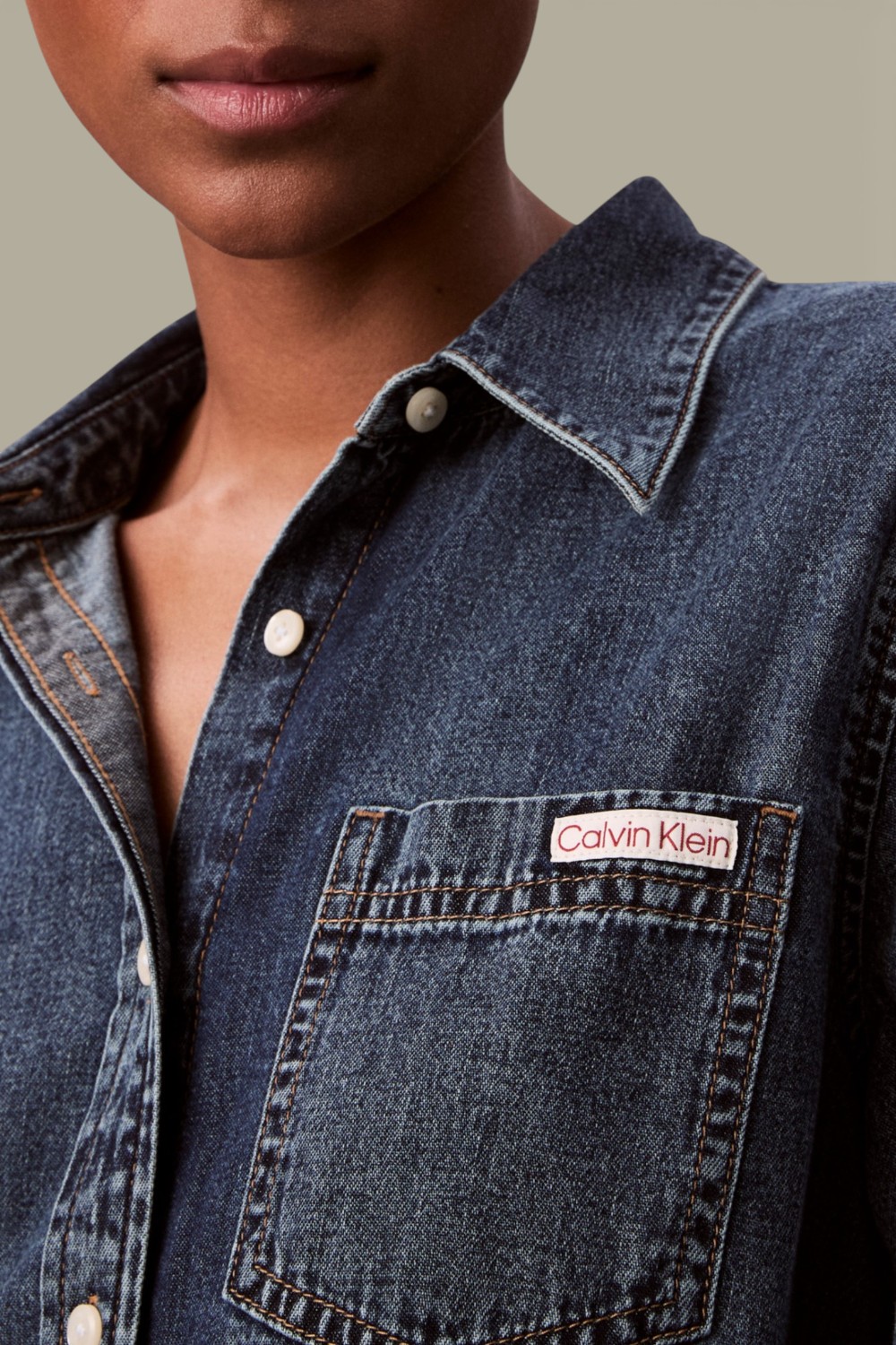 תמונת תקריב דוגמן של חולצת ג'ינס מכופתרת