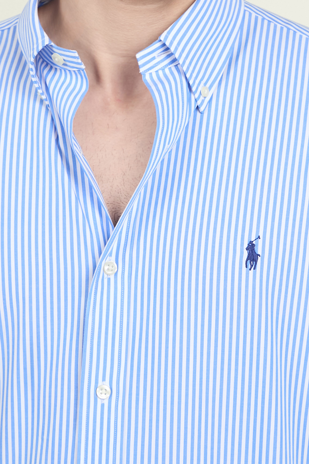 תמונת תקריב דוגמן של חולצה מכופתרת