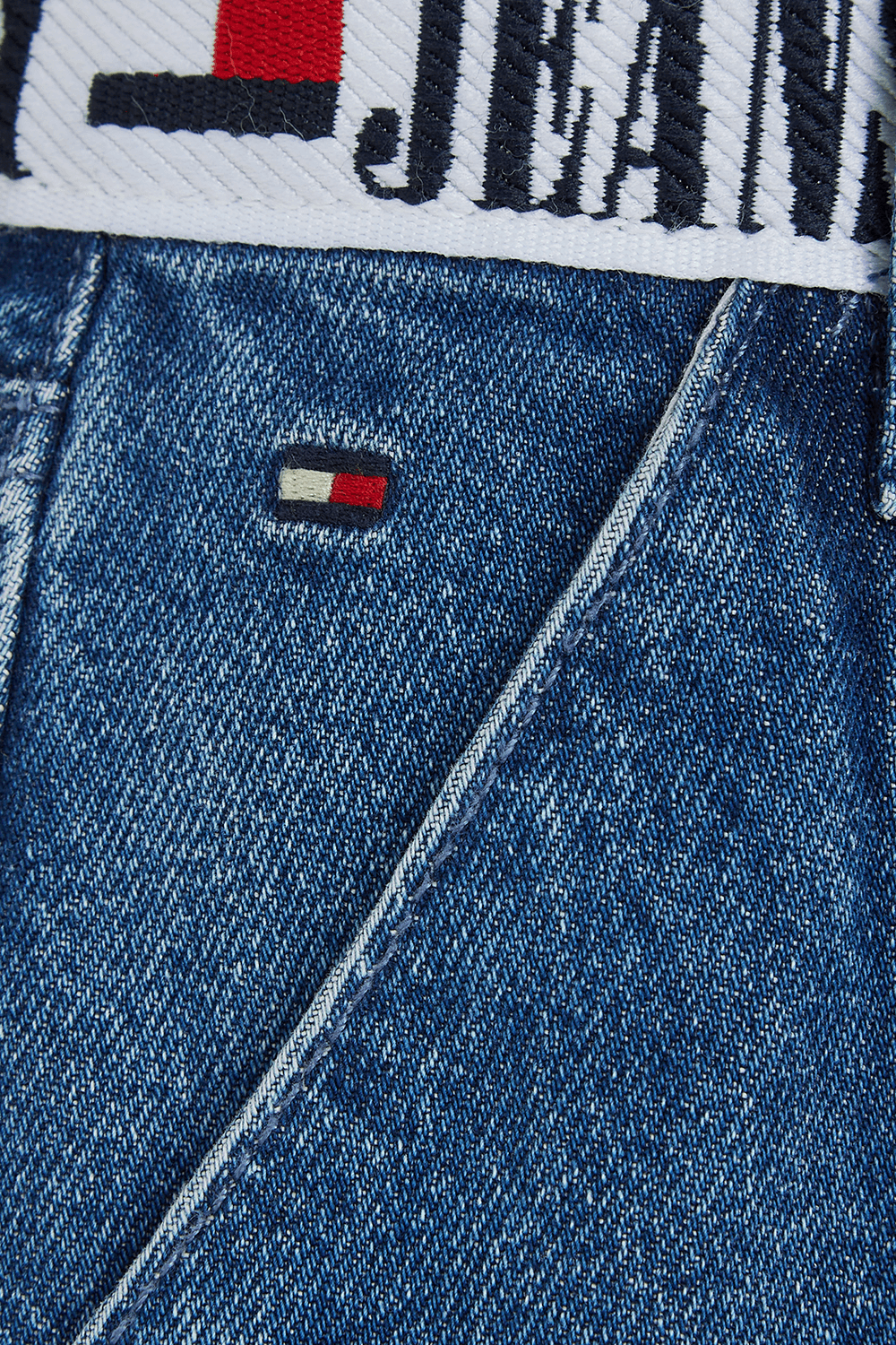 תמונת תקריב של חצאית ג`ינס קצרה - גילאי 3-6