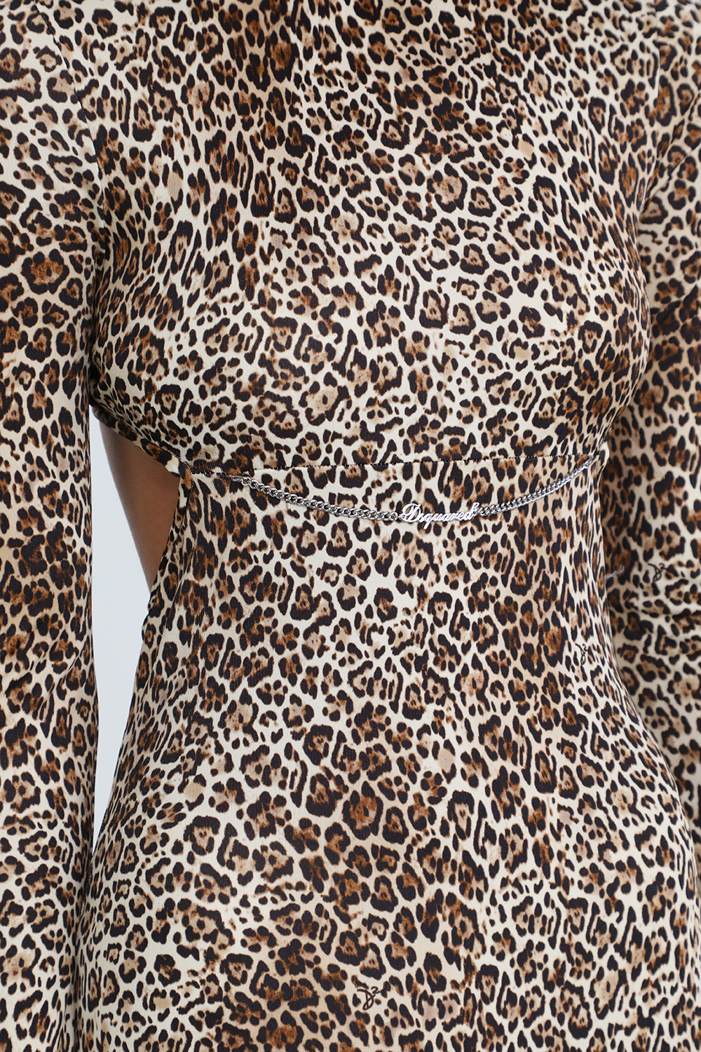 תמונת תקריב דוגמן של אוברול מנומר