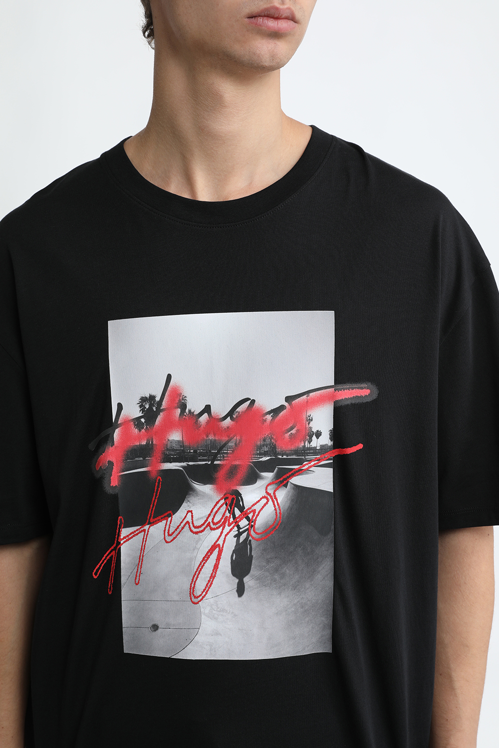 תמונת תקריב דוגמן של חולצת טי הדפס גרפיטי