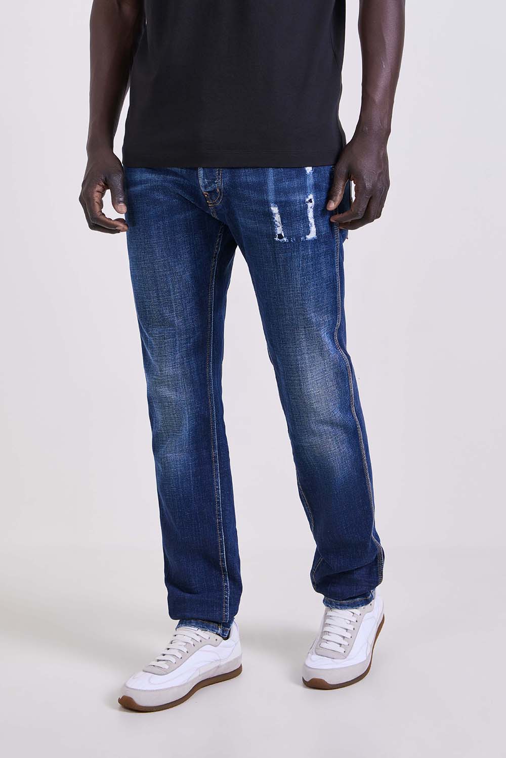 תמונת דוגמן קידמית של מכנסי ג׳ינס