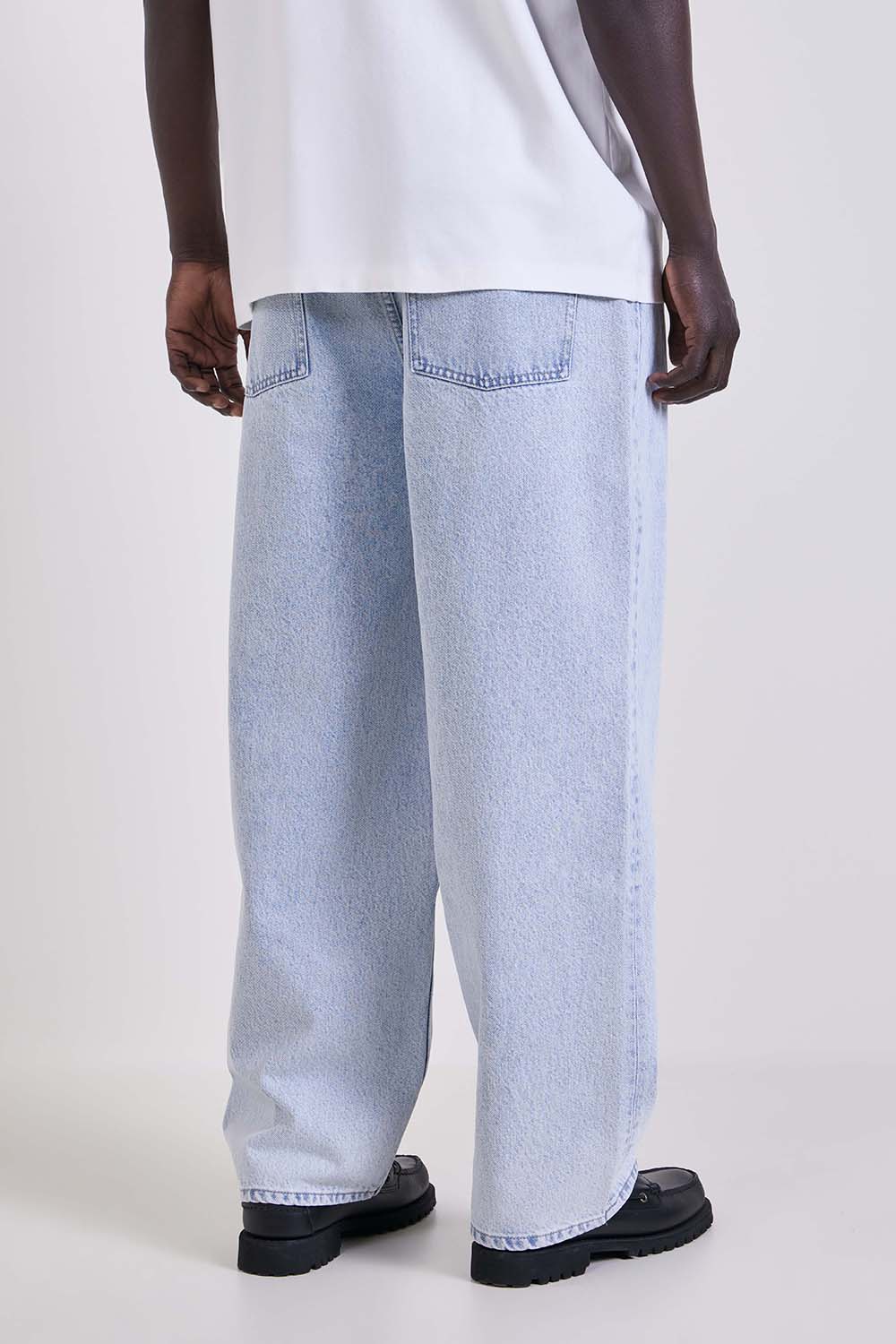 תמונת דוגמן אחורית של מכנסי ג'ינס באגי