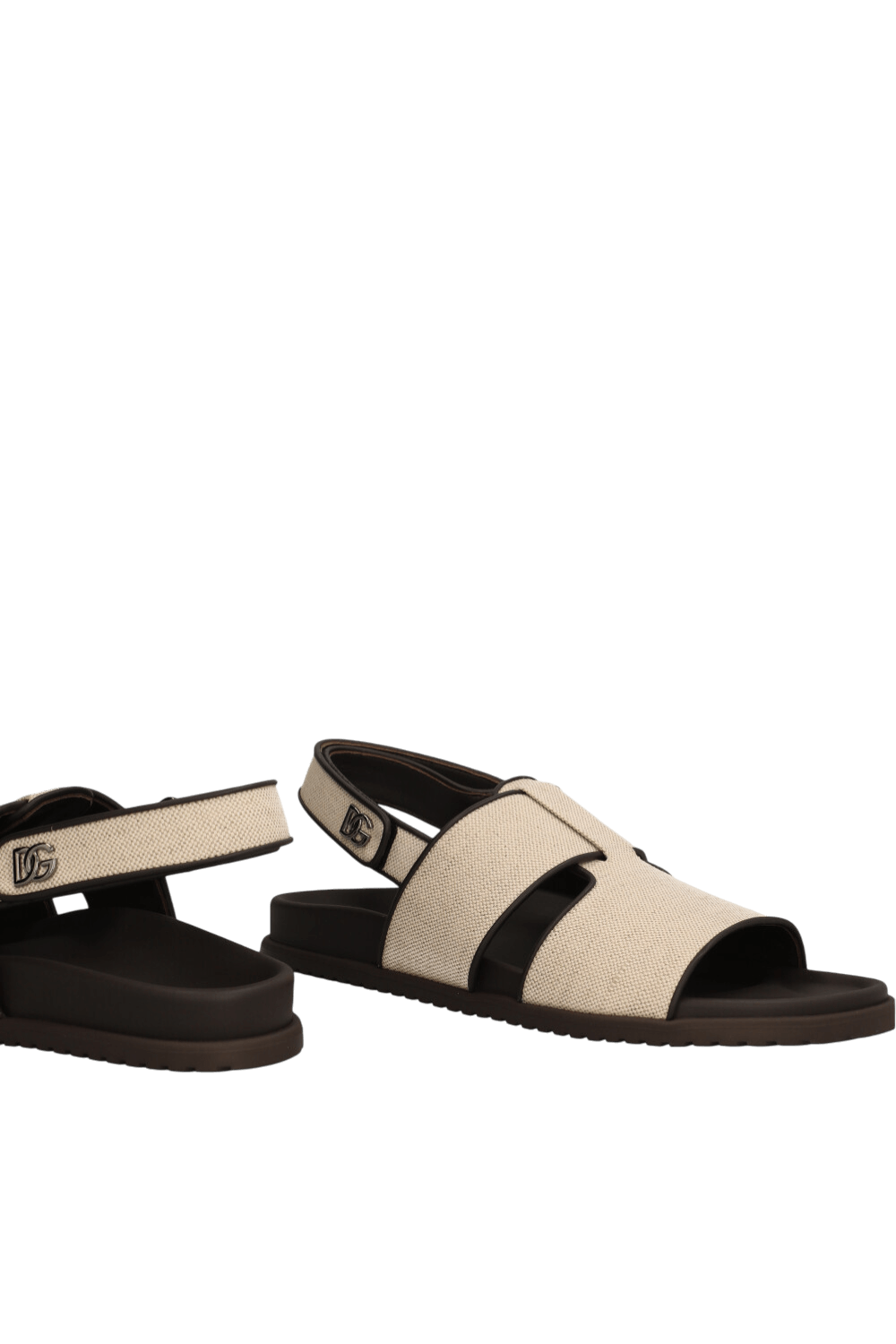 תמונת תקריב של סנדלים