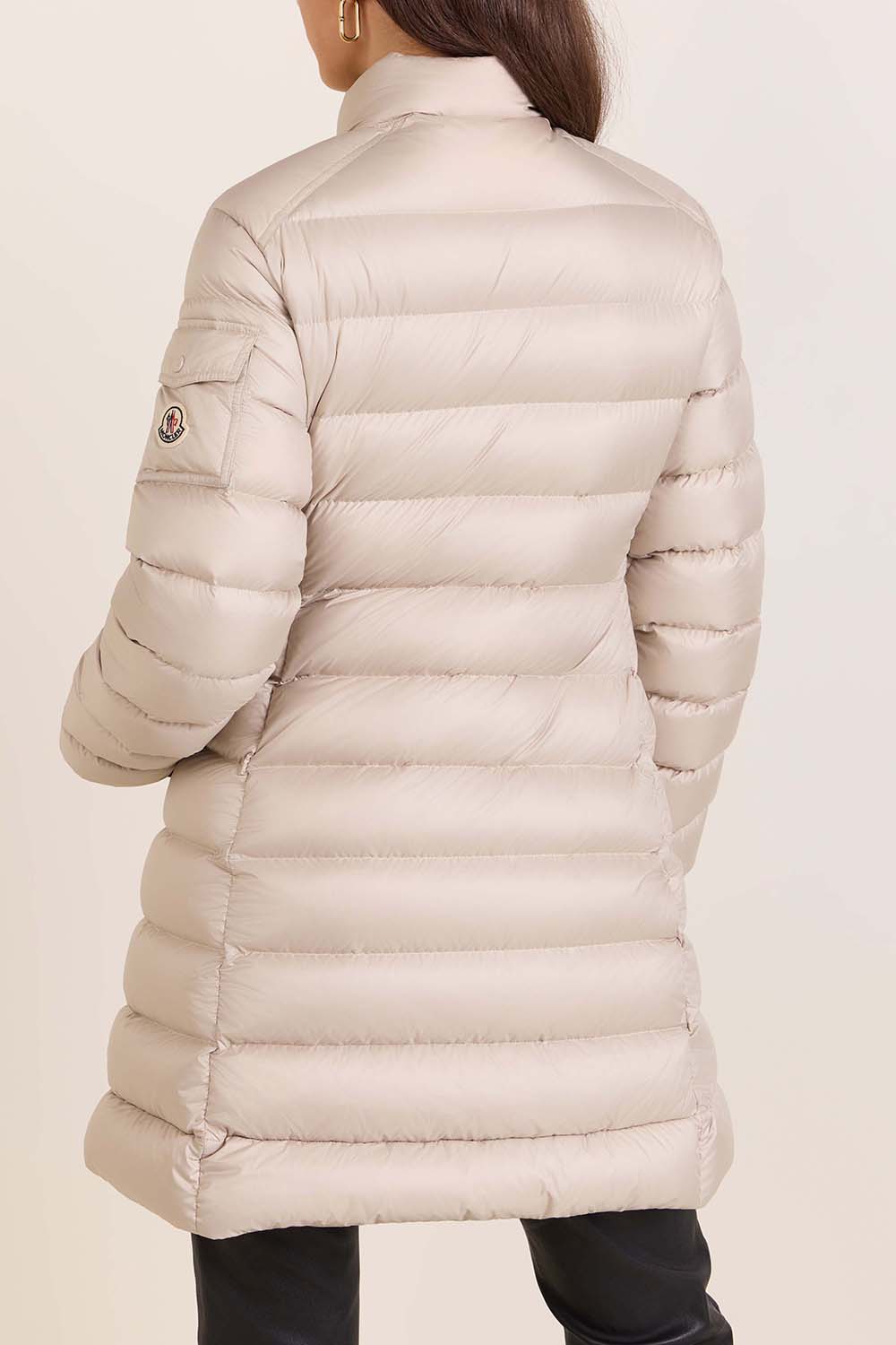 תמונת דוגמן אחורית של מעיל פוך מידי