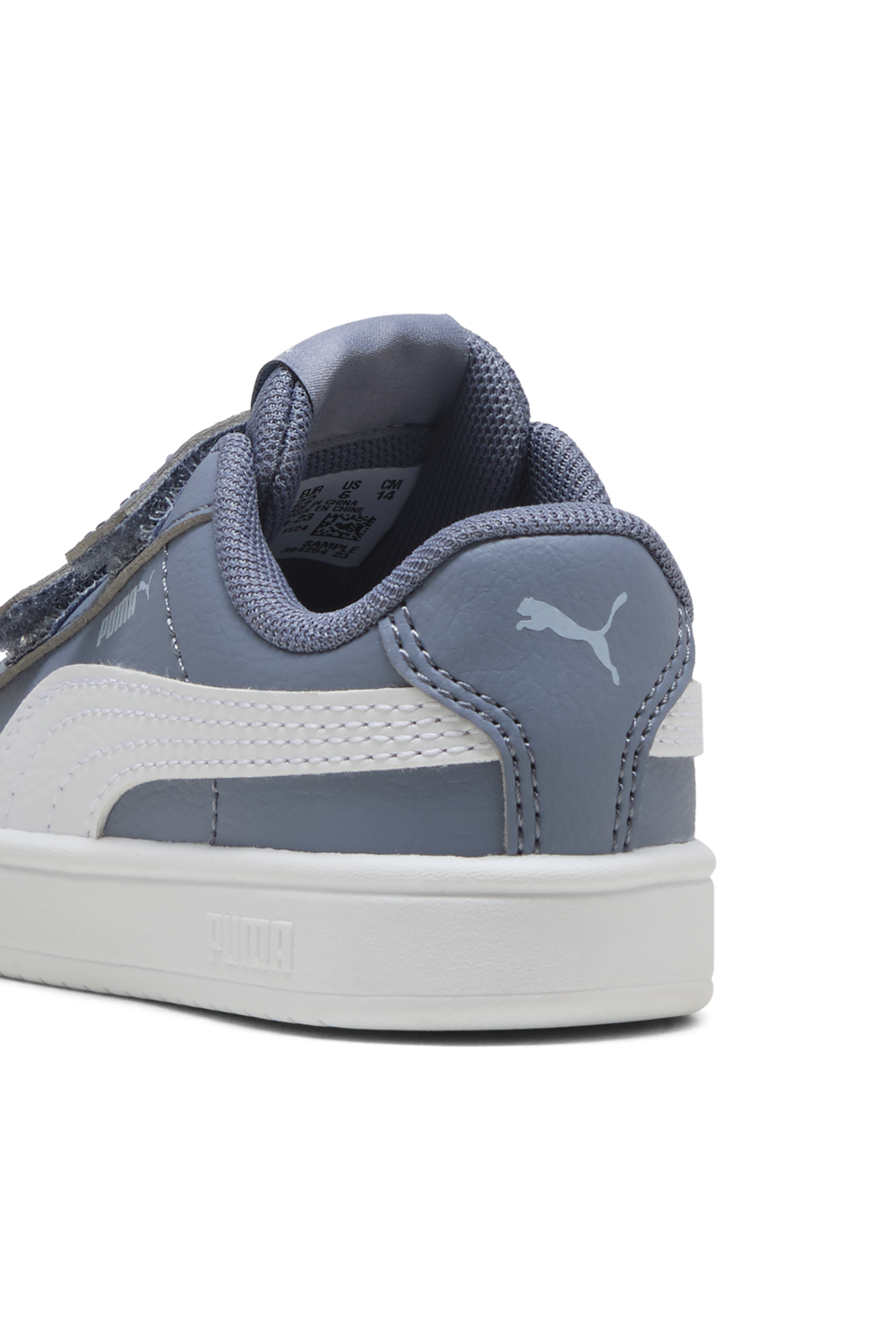 תמונת פנים של נעלי סניקרס