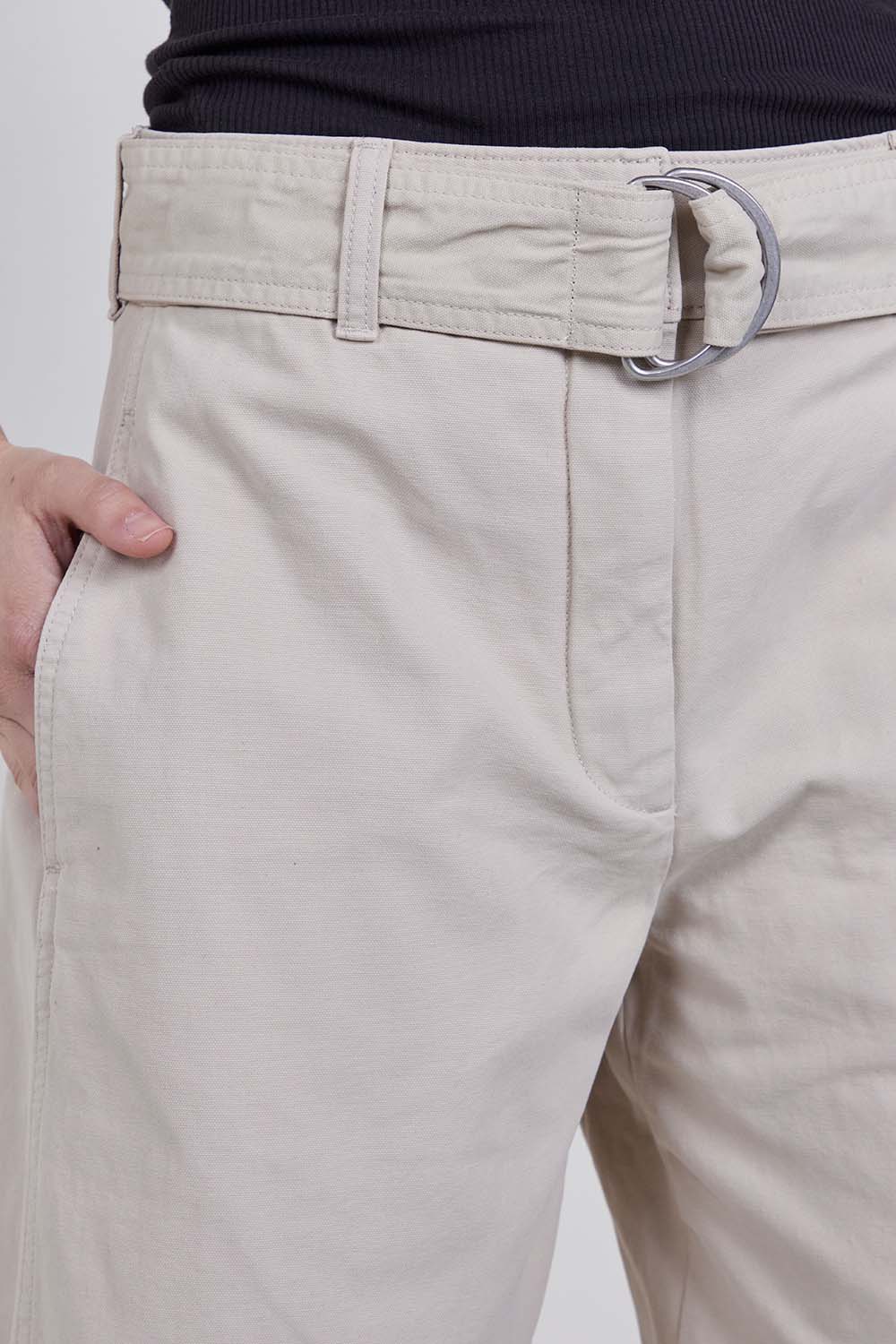 תמונת תקריב דוגמן של מכנסיים ארוכים בגזרה משוחררת