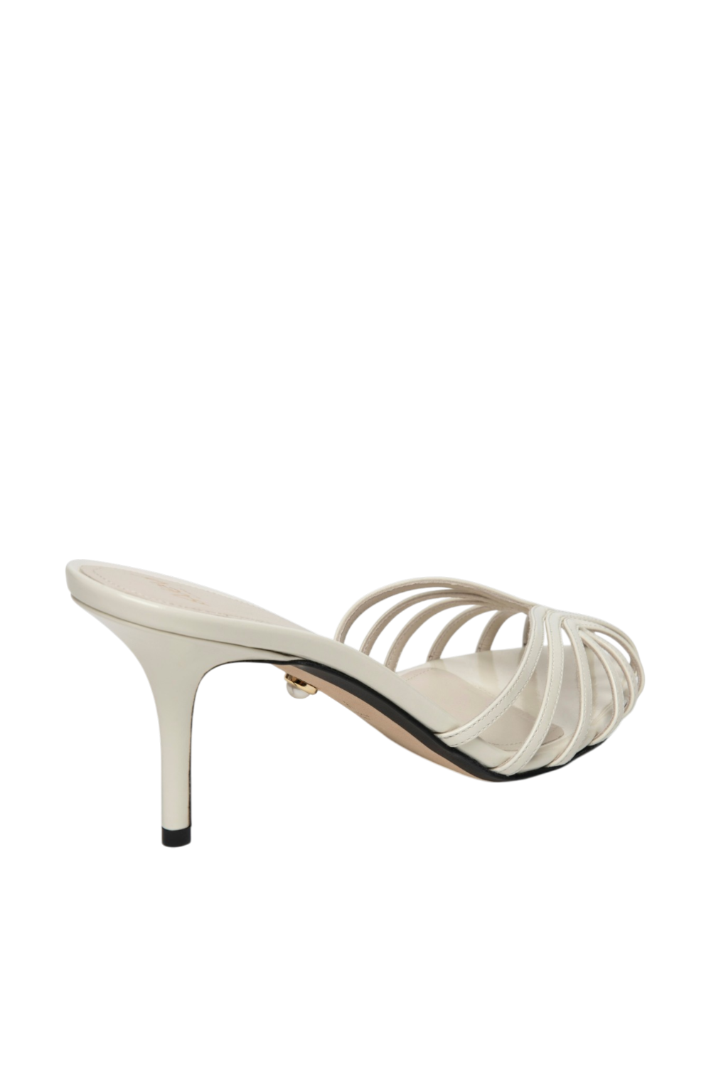 תמונת תקריב של סנדלי עקב