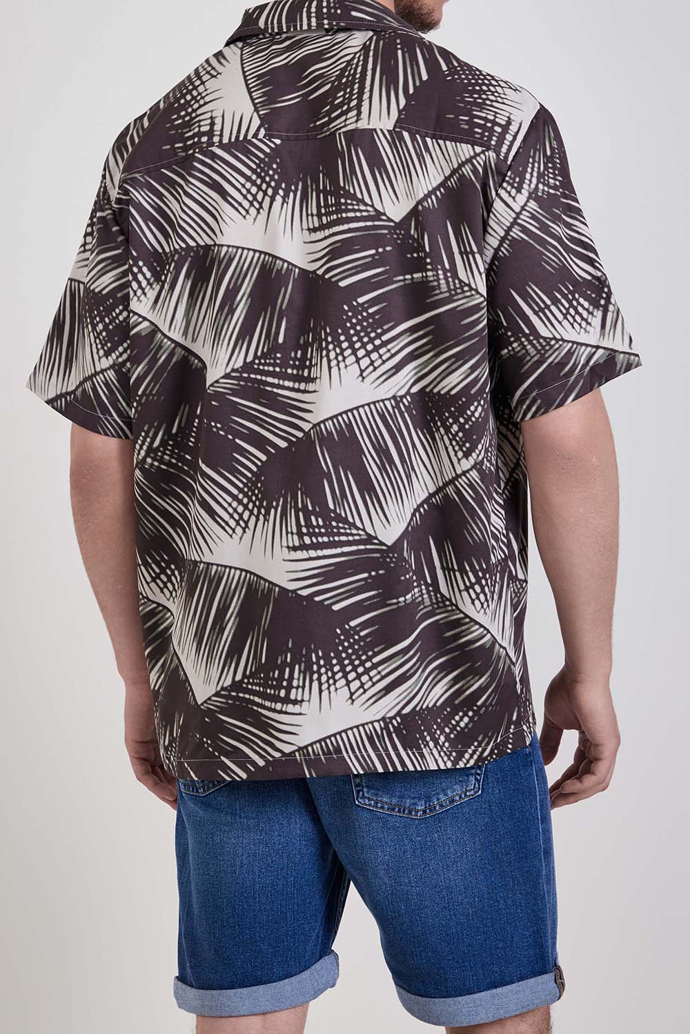 תמונת דוגמן אחורית של חולצה מכופתרת