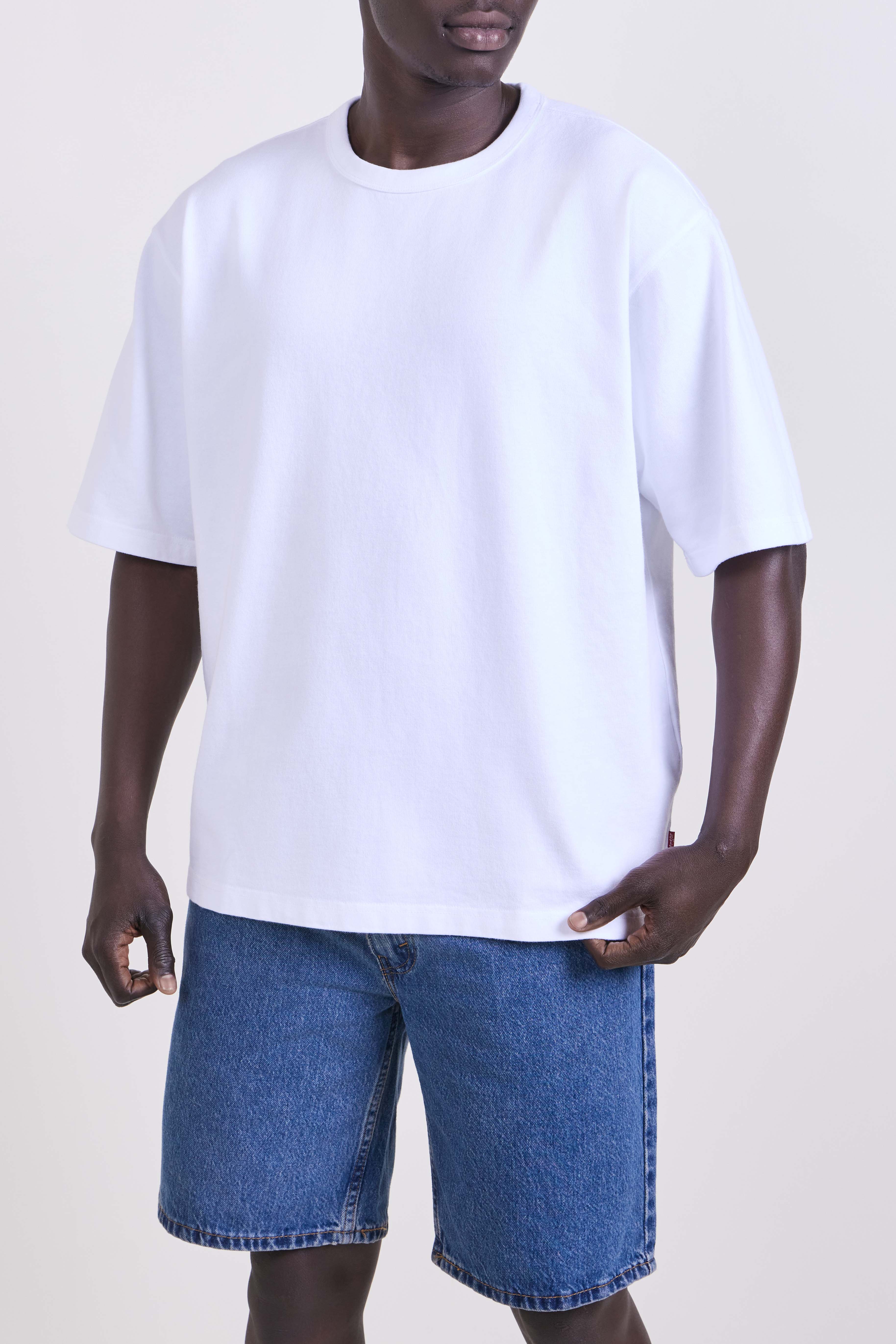 תמונת דוגמן קידמית של חולצת טי בגזרה משוחררת