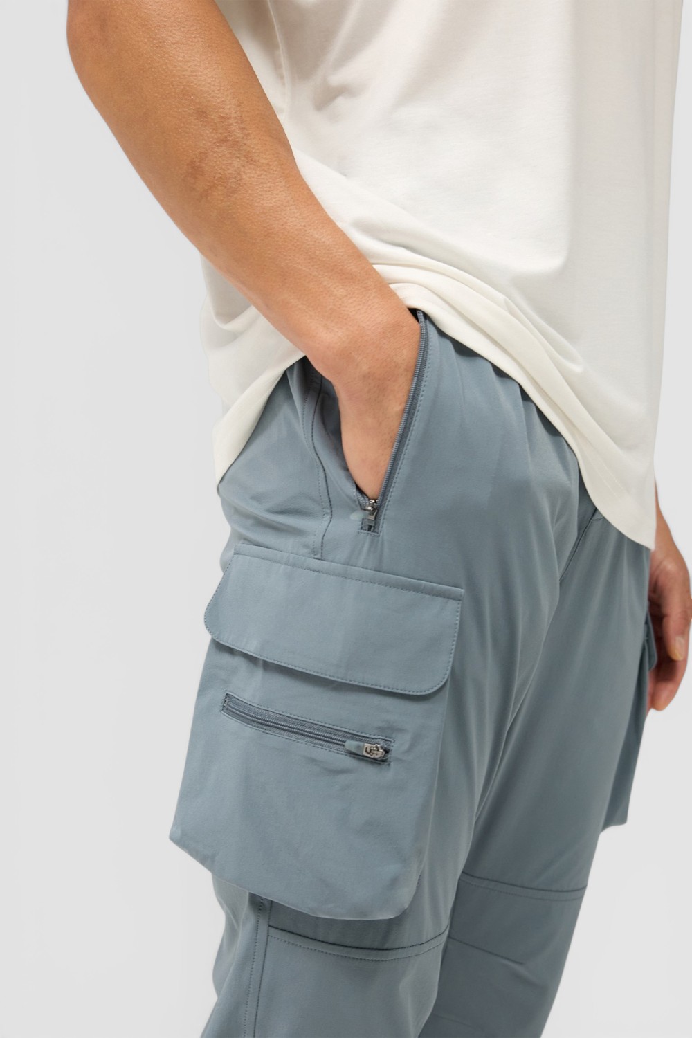 תמונת תקריב דוגמן של מכנסי קרגו