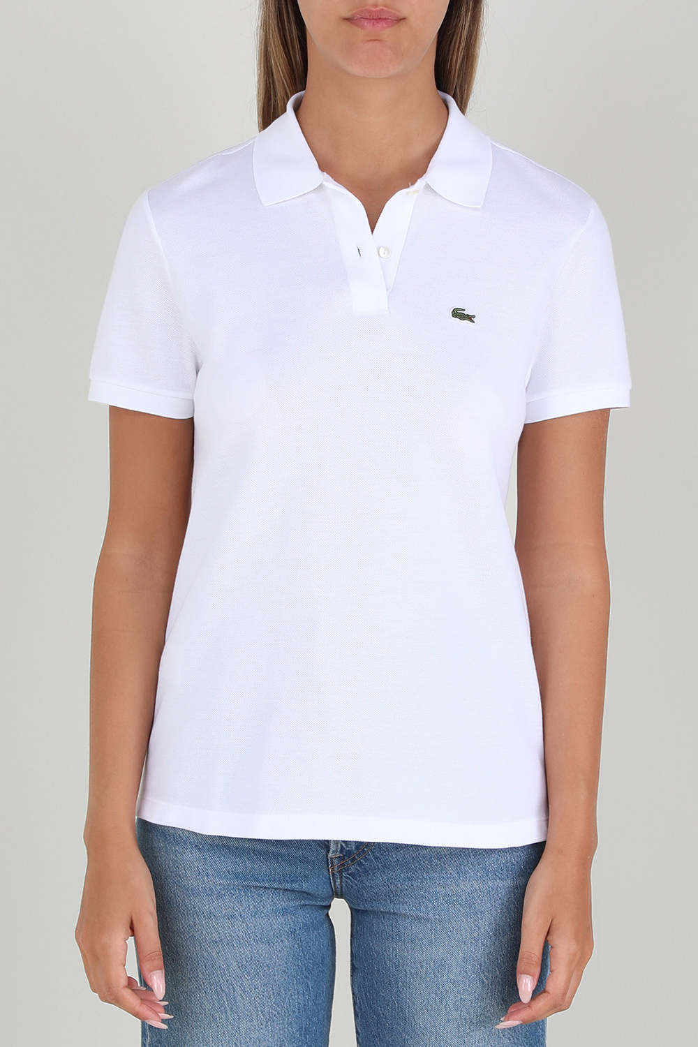 תמונת דוגמן קידמית של חולצת פולו קצרה עם לוגו רקום