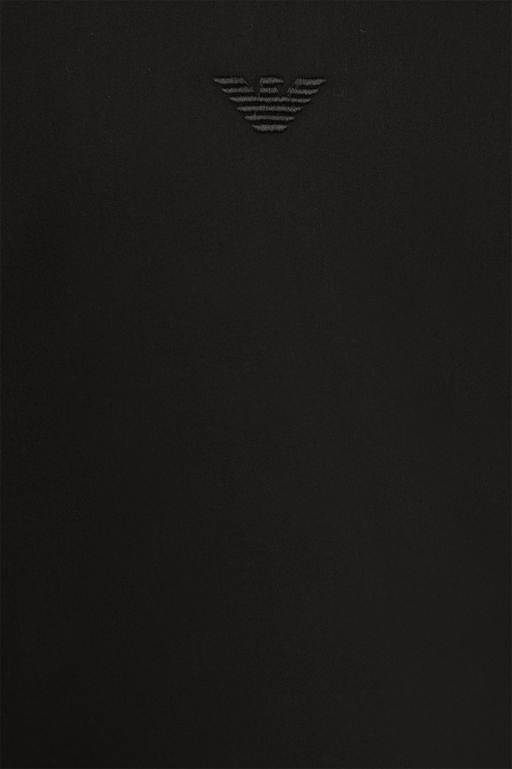 תמונה אחורית של חולצת סלים עם כפתורים בגוון שחור