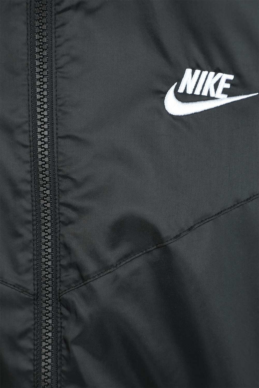 תמונה אחורית של מעיל רוח שחור מרוכסן עם לוגו צידי