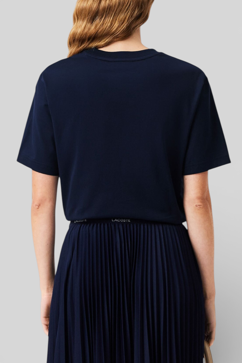 תמונת דוגמן אחורית של חולצת טי