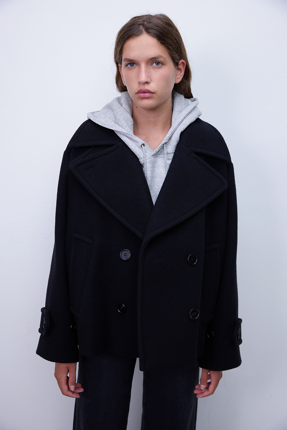 תמונת דוגמן קידמית של מעיל צמר קצר