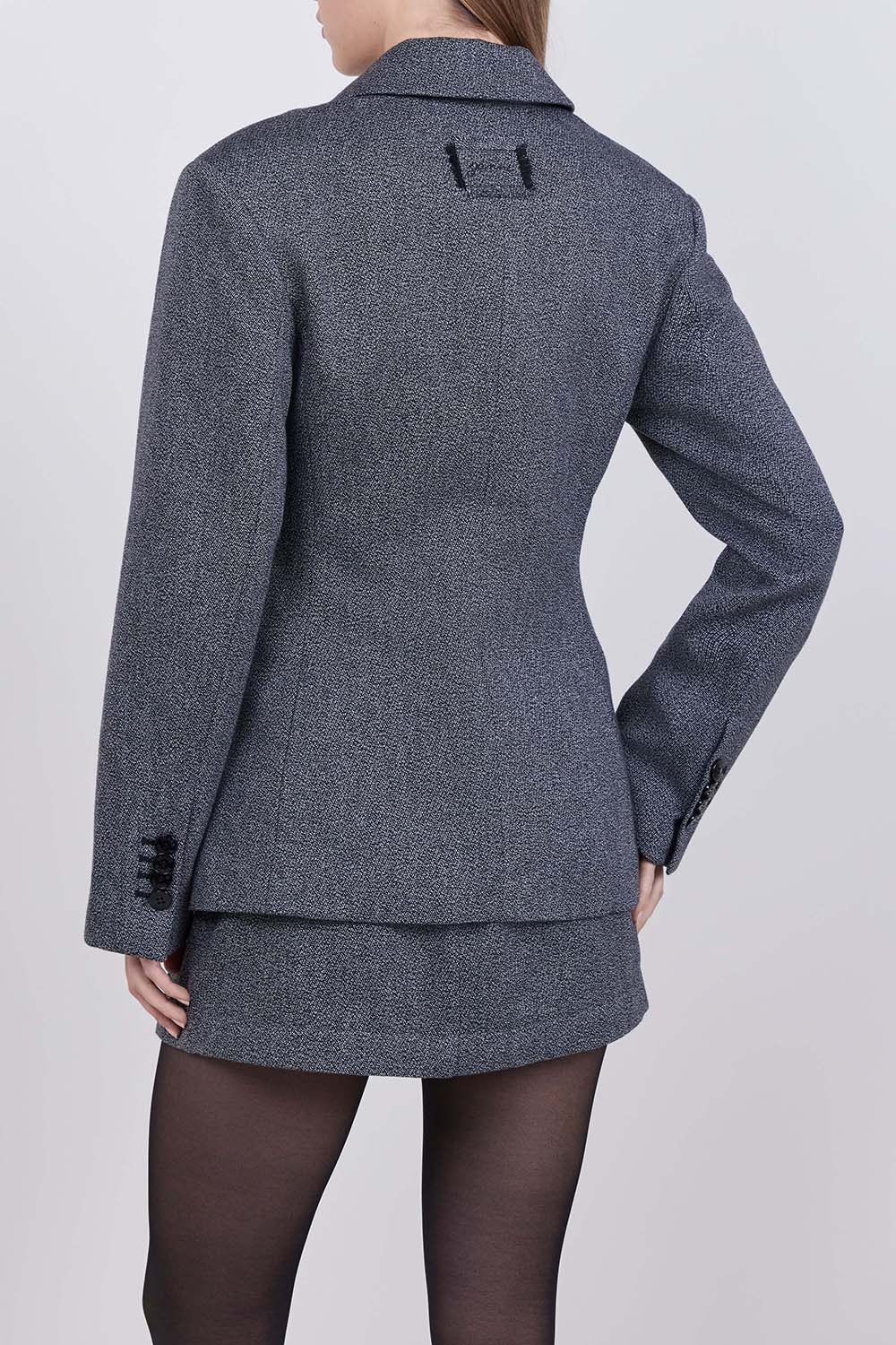 תמונת דוגמן אחורית של בלייזר מחוייט