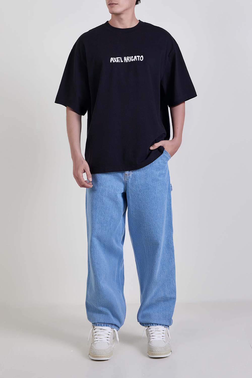 תמונת דוגמן קידמית של נעלי סניקרס אריאה לו