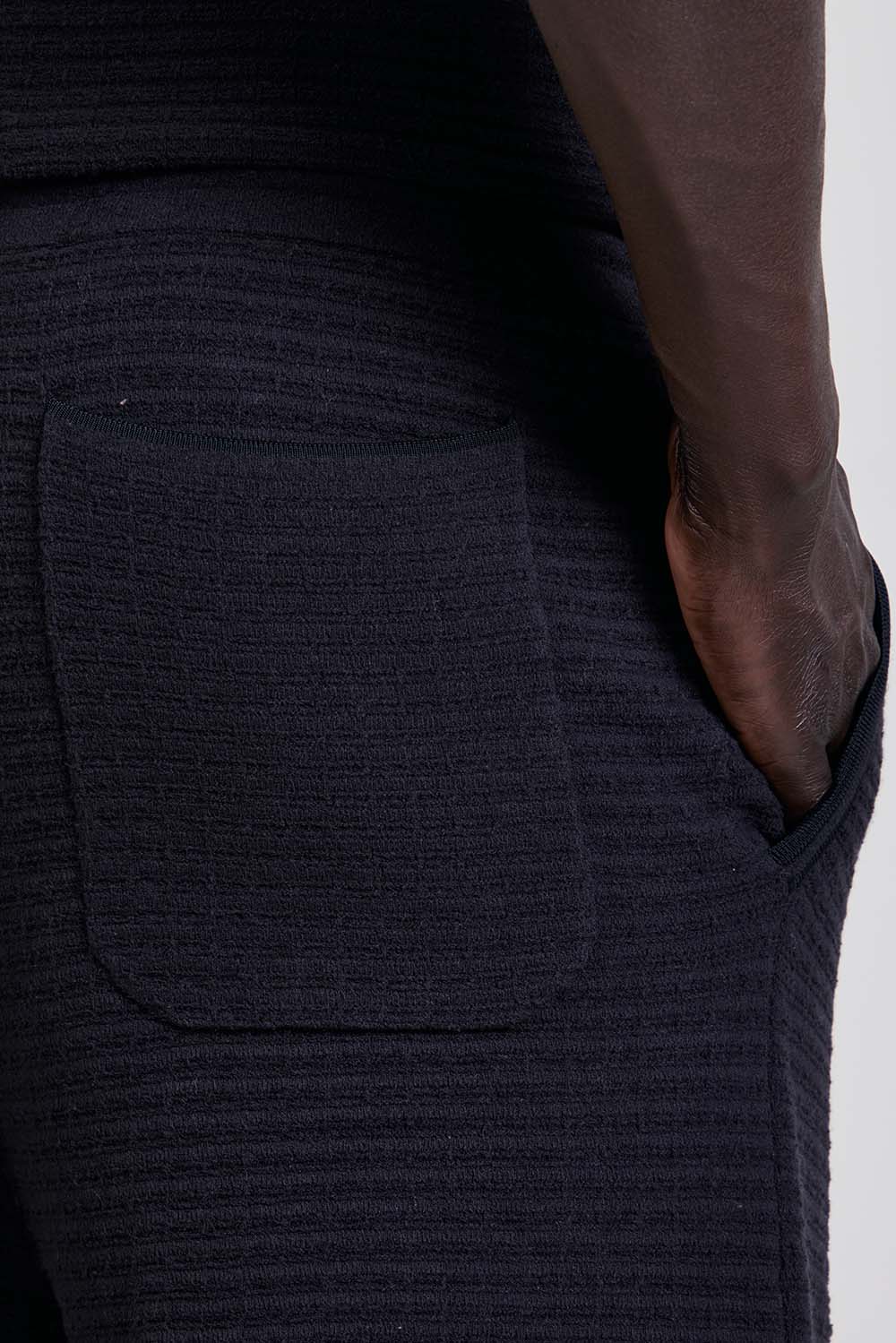 תמונת תקריב דוגמן של מכנסי ג'וגר קצרים