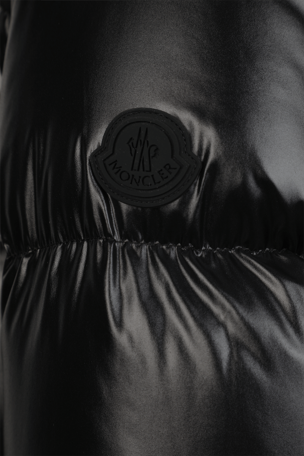 תמונת פנים של מעיל פאפר עם קפוצ'ון בגוון שחור מבריק