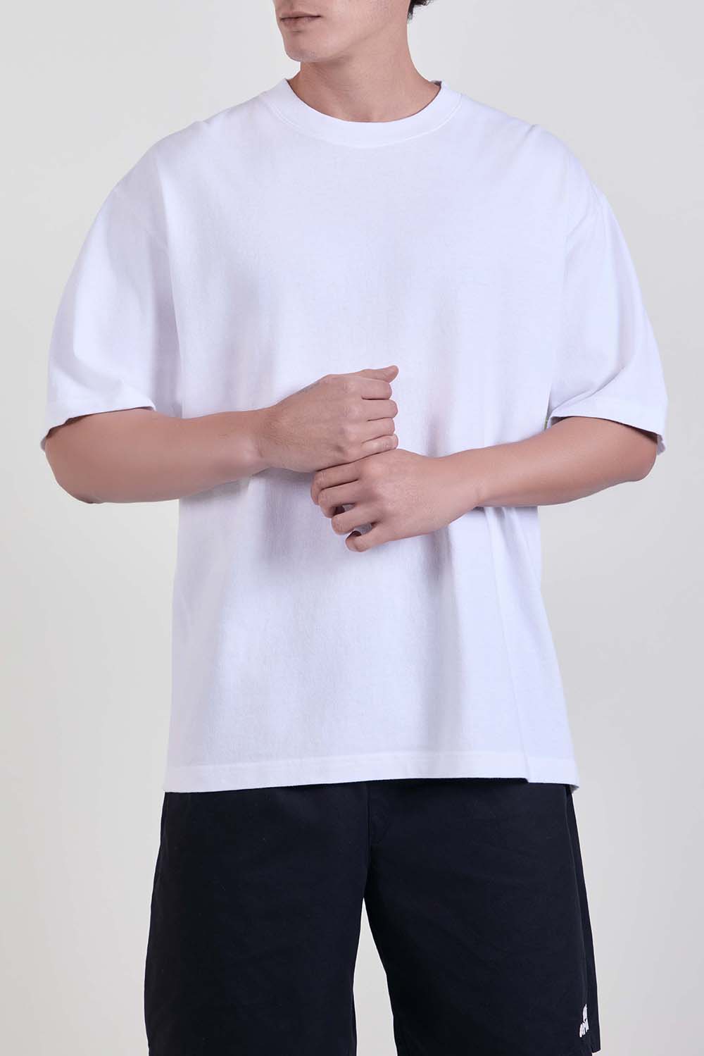 תמונת דוגמן קידמית של חולצת טי אוברסייז