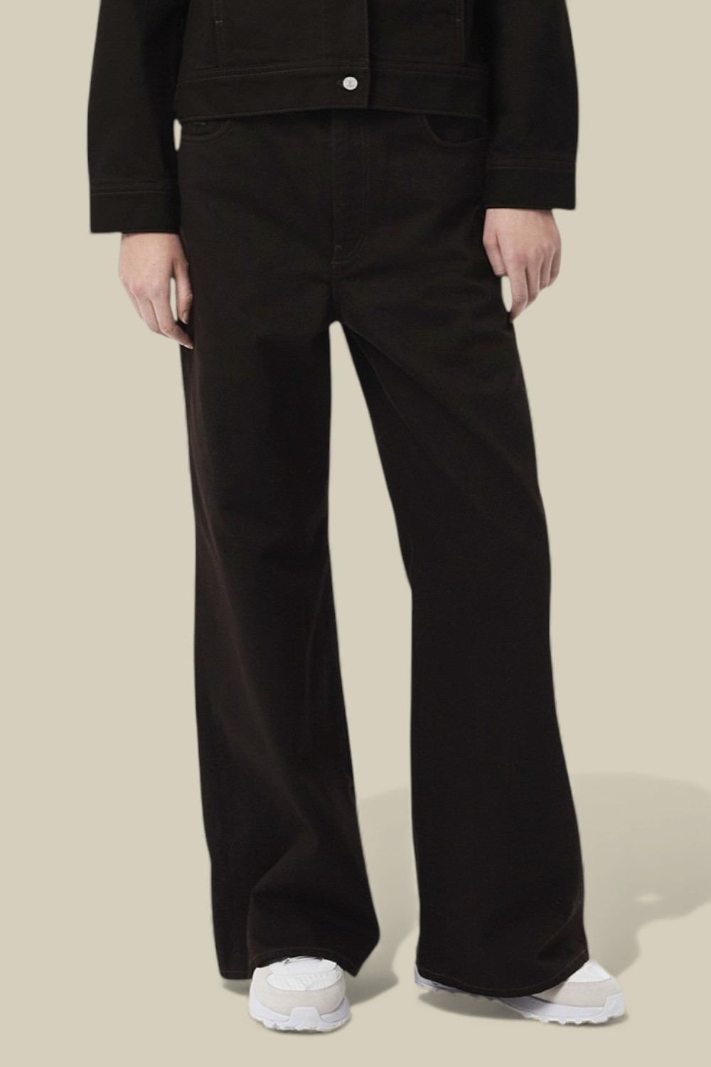 תמונת דוגמן קידמית של מכנסי ג'ינס בגזרה רחבה