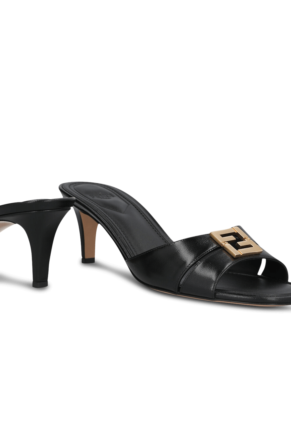 תמונת תקריב של כפכפי סליידס עקב