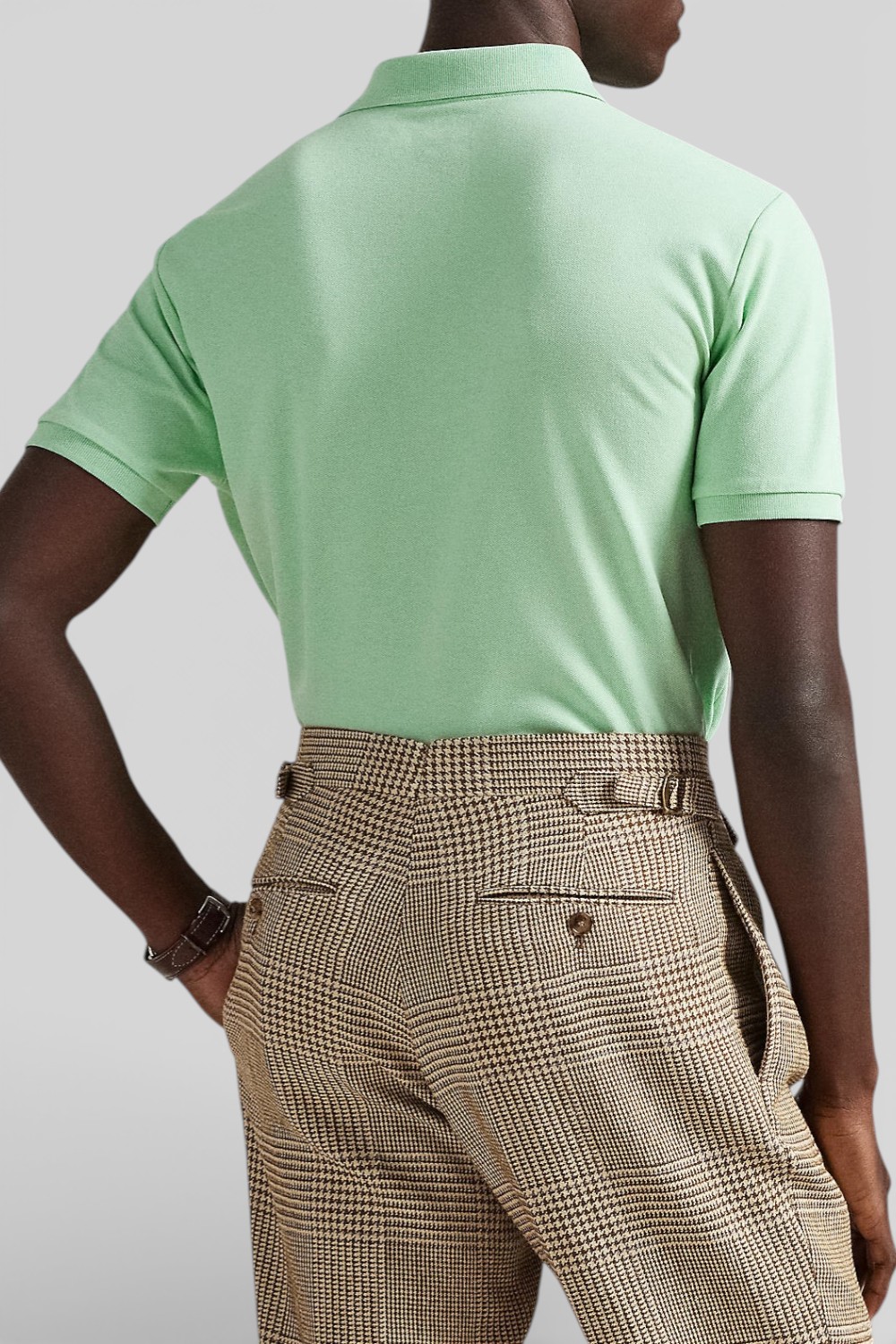 תמונת דוגמן אחורית של חולצת פולו