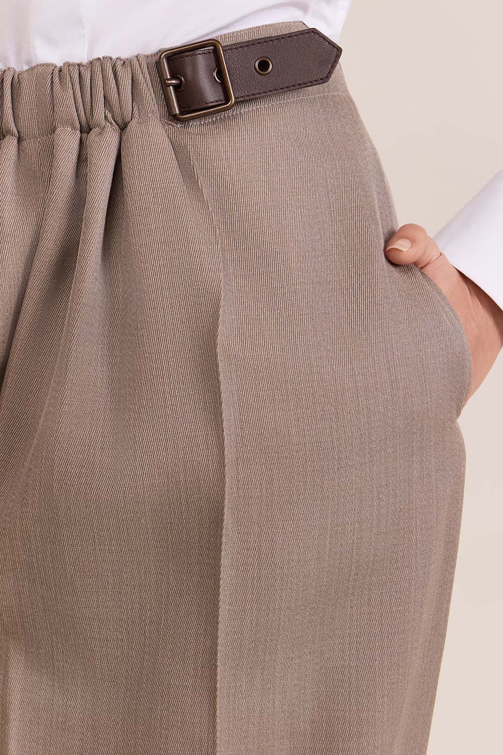 תמונת תקריב דוגמן של מכנסיים ארוכים