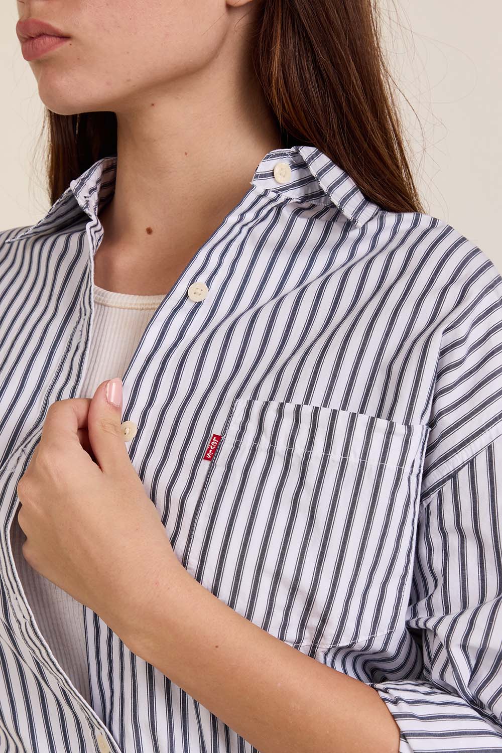 תמונת תקריב דוגמן של חולצת כפתורים