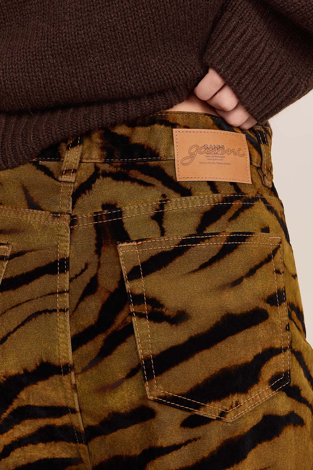 תמונת תקריב דוגמן של מכנסי ג'ינס בהדפס טייגר פלוק