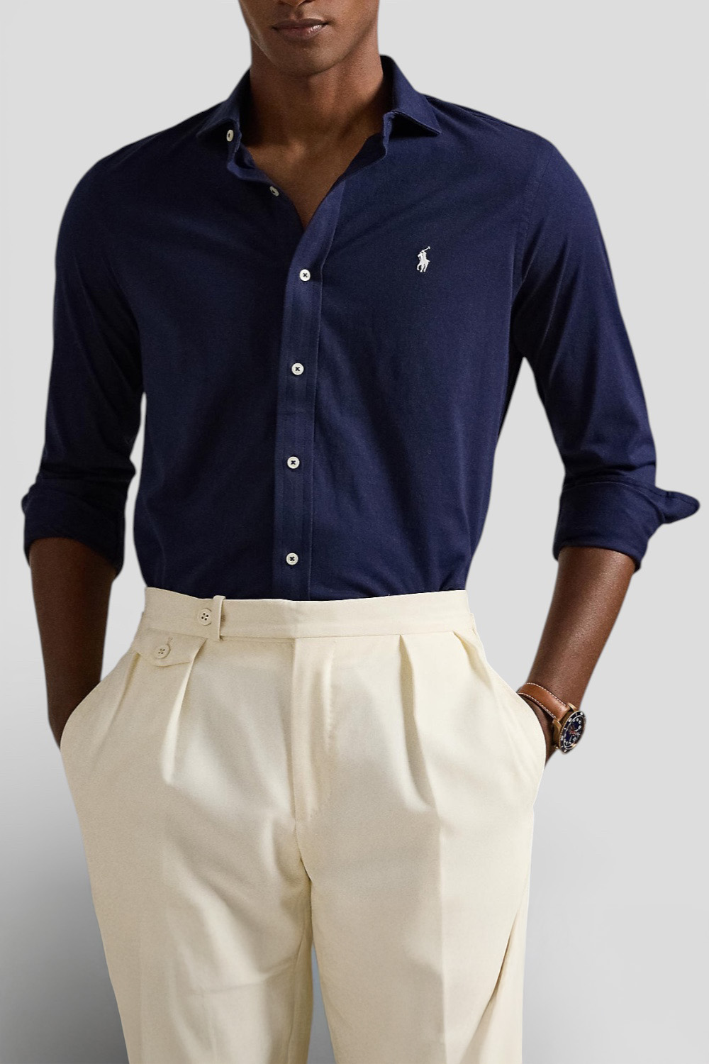 תמונת דוגמן קידמית של חולצה מכופתרת