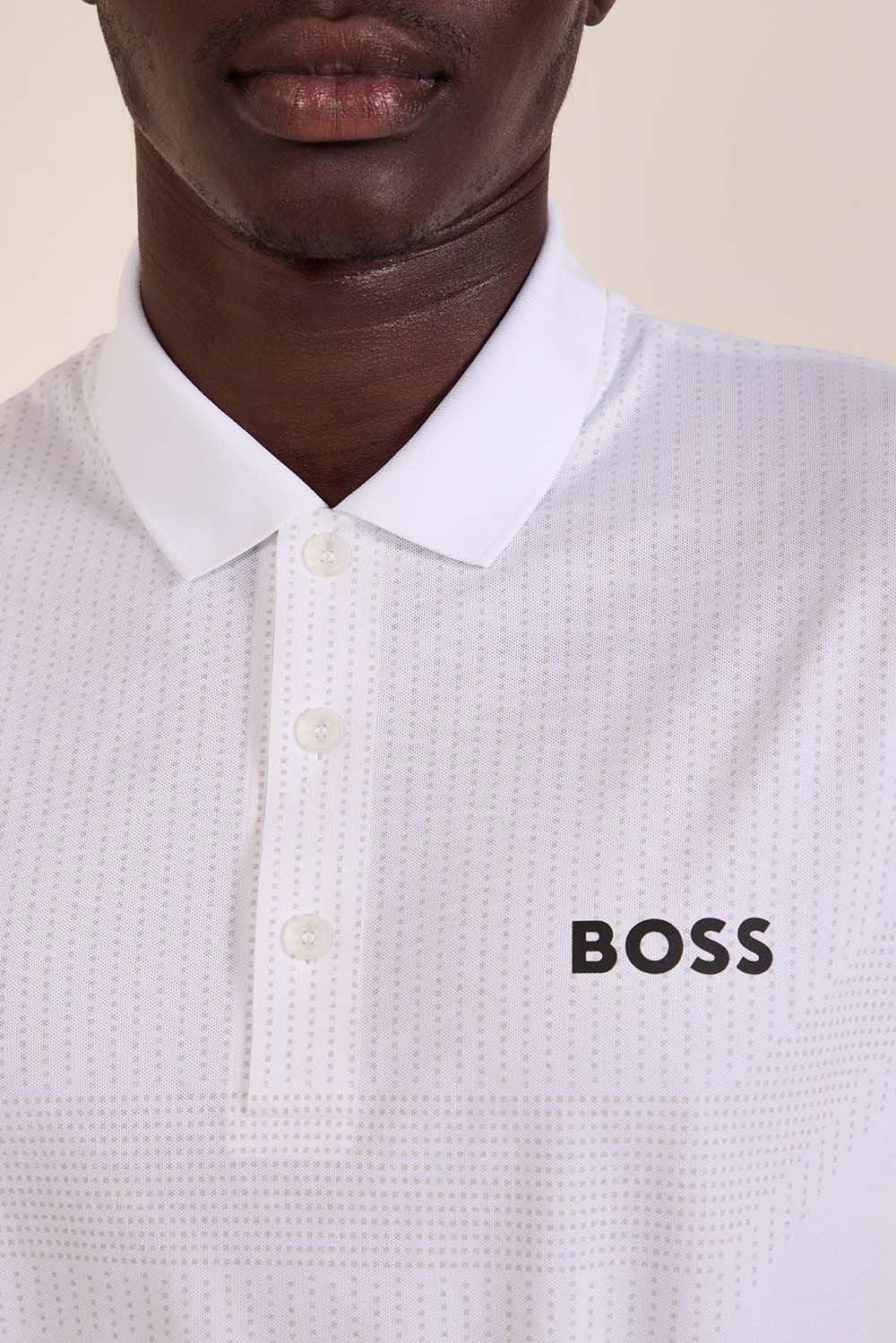 תמונת תקריב דוגמן של חולצת פולו אקטיב