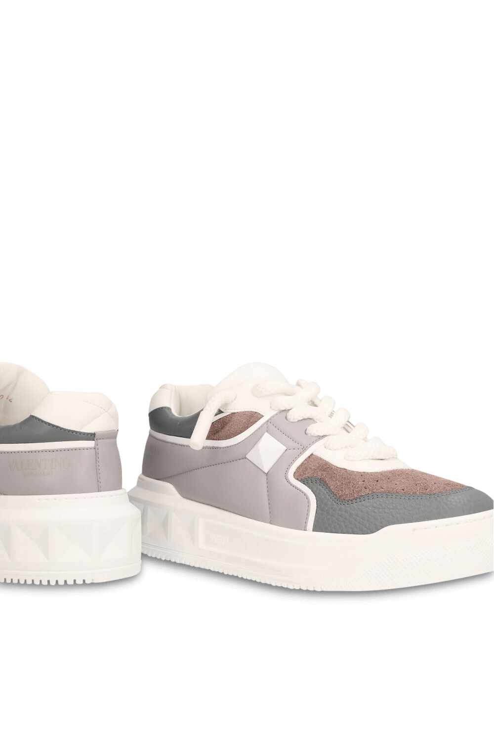 תמונת תקריב של נעלי סניקרס